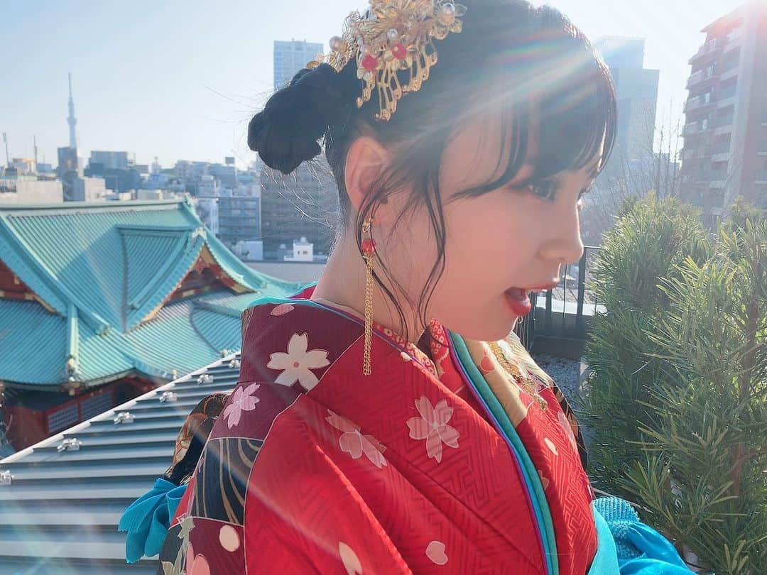 村川緋杏さんのインスタグラム写真 - (村川緋杏Instagram)「成人式の振袖👘🤍✨ . こだわりまくったので 見てください🥰 . 振袖のテーマは 【💚竜宮城💚】 . . まずは髪飾りと髪型から投稿🙆🏻‍♀️ . チャイナ風の すごくすごく可愛い髪飾りを 両サイドにどんと載せました🤍 . 成人式は目立ちたいので（）笑 . あんまりみんなが してない髪型がしたくて . みつあみお団子を してもらったよ〜💙💙💙 . . そしたら何ということでしょう . 髪飾りにバッチリ合って 被らなかったよ〜☺️💕 . 本当に可愛いからオススメです🤳 . 4枚目は動画なのでどんな髪型か見やすいかも💚🐭 . #成人式 #成人式ヘア #成人式髪型 #成人式髪飾り #成人式2020 #龍宮城　#チャイナ #みつあみ #おだんごヘア #おだんごアレンジ　#中国  #神田明神」1月13日 13時29分 - murakawabibiann