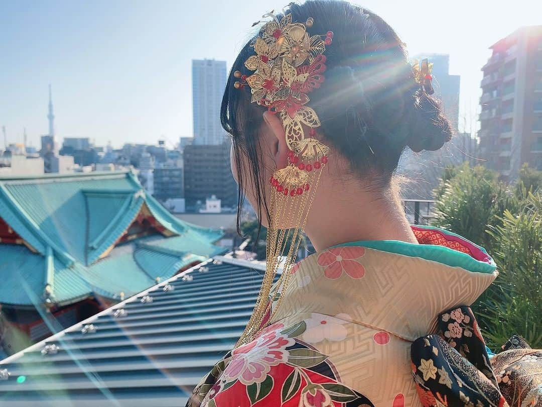 村川緋杏さんのインスタグラム写真 - (村川緋杏Instagram)「成人式の振袖👘🤍✨ . こだわりまくったので 見てください🥰 . 振袖のテーマは 【💚竜宮城💚】 . . まずは髪飾りと髪型から投稿🙆🏻‍♀️ . チャイナ風の すごくすごく可愛い髪飾りを 両サイドにどんと載せました🤍 . 成人式は目立ちたいので（）笑 . あんまりみんなが してない髪型がしたくて . みつあみお団子を してもらったよ〜💙💙💙 . . そしたら何ということでしょう . 髪飾りにバッチリ合って 被らなかったよ〜☺️💕 . 本当に可愛いからオススメです🤳 . 4枚目は動画なのでどんな髪型か見やすいかも💚🐭 . #成人式 #成人式ヘア #成人式髪型 #成人式髪飾り #成人式2020 #龍宮城　#チャイナ #みつあみ #おだんごヘア #おだんごアレンジ　#中国  #神田明神」1月13日 13時29分 - murakawabibiann