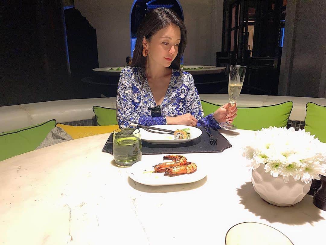 日下裕江さんのインスタグラム写真 - (日下裕江Instagram)「Citron  Dinner time♪  夜はムードあって素敵だけど、 昼間は景色が絶景だから 昼間に行くのもお勧め✨  天空で食べてる気分になれるよ❣️ 昼間にしたら良かったとちょっと後悔😭  映えるのは昼間だょ✨  食事はヴュッフェ 日本食が意外と多くてビックリ‼️ どれも本当美味しかった😋✨ また必ず来たいと思えたホテルでした💓  #citron #citronintercontinentaldanangsunpeninsularresort #danang #vietnam #インターコンチネンタルダナン #インターコンチネンタルダナンサンペニンシュラリゾート #danang #ダナン #ダナン旅行 #ダナン観光 #vietnam #ベトナム #ベトナム旅行 #ベトナム観光」1月13日 13時36分 - hiroe___h