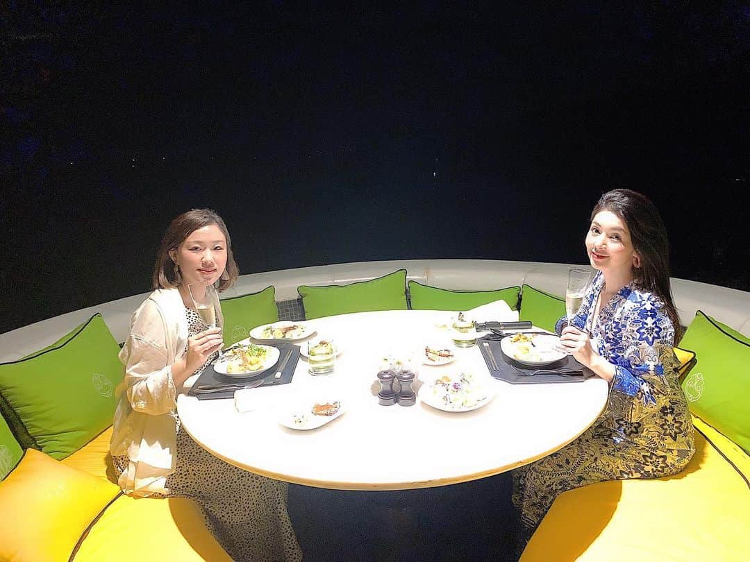 日下裕江さんのインスタグラム写真 - (日下裕江Instagram)「Citron  Dinner time♪  夜はムードあって素敵だけど、 昼間は景色が絶景だから 昼間に行くのもお勧め✨  天空で食べてる気分になれるよ❣️ 昼間にしたら良かったとちょっと後悔😭  映えるのは昼間だょ✨  食事はヴュッフェ 日本食が意外と多くてビックリ‼️ どれも本当美味しかった😋✨ また必ず来たいと思えたホテルでした💓  #citron #citronintercontinentaldanangsunpeninsularresort #danang #vietnam #インターコンチネンタルダナン #インターコンチネンタルダナンサンペニンシュラリゾート #danang #ダナン #ダナン旅行 #ダナン観光 #vietnam #ベトナム #ベトナム旅行 #ベトナム観光」1月13日 13時36分 - hiroe___h