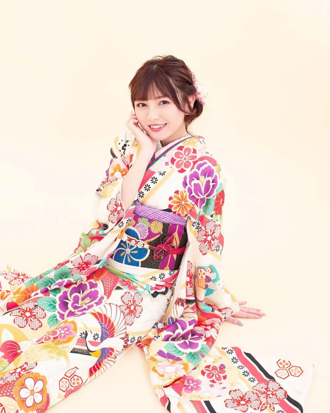 廣川奈々聖のインスタグラム：「成人の日🕊❤︎﻿ 新成人の皆さんおめでとうございます。﻿ ﻿ 私も無事に成人の日を迎えました！﻿ ﻿ ﻿ ﻿ 昔、自分が思い描いてた20歳はもっと大人で﻿ なんでもできる！って思ってたけど、いざ20歳になってみると まだまだ子供だなぁと思うことばかりです☺︎﻿ ﻿ ﻿ 普通の人が見てきた 当たり前の景色を﻿ わたしは見れてないかもしれないけれど﻿ ﻿ 普通の人なら見れない景色との出会いは﻿ この先も私の一生の宝物になると思います！﻿ ﻿ ﻿ この先も最高に楽しい人生をおくるぞ〜！🌸﻿ ﻿ ﻿ ﻿ 今日は これまで関わってきた﻿ 全ての人に感謝の気持ちで過ごしたいと思います^^ ﻿ ・﻿ ・﻿ ・﻿ ・﻿ ・﻿ ・﻿ ﻿ #成人の日#新成人#前撮り#振袖撮影 ☞ @bunbun_1031 さん 有難うございます！ ！」