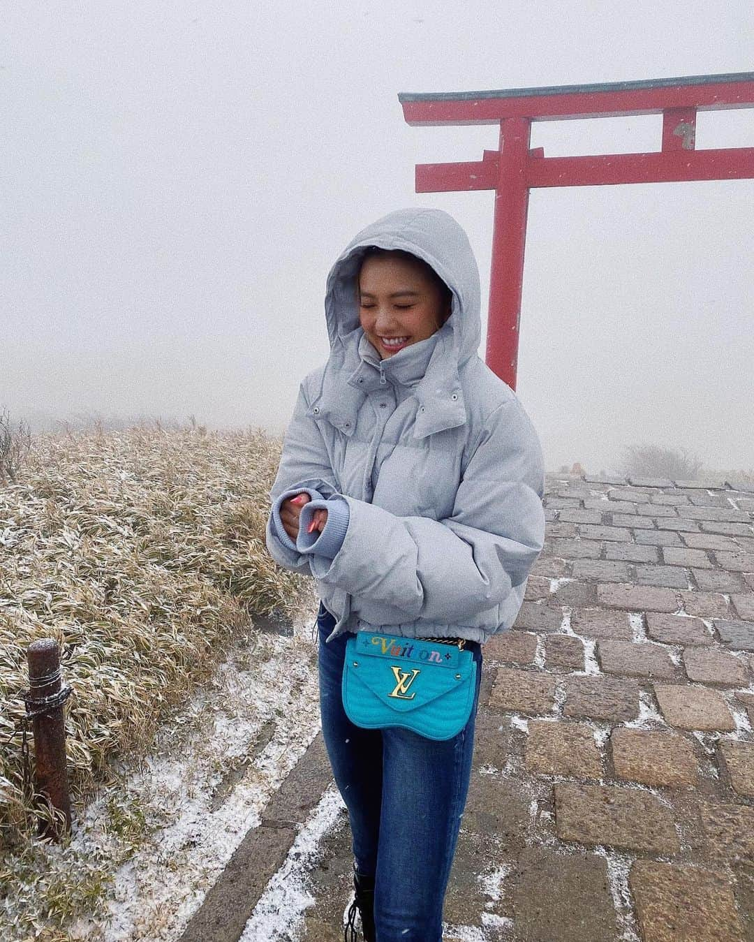 カレンさんのインスタグラム写真 - (カレンInstagram)「☃️…吹雪🤣🙏⛩❄️ #箱根 #箱根神社 #newyear」1月13日 13時50分 - cjd_karen