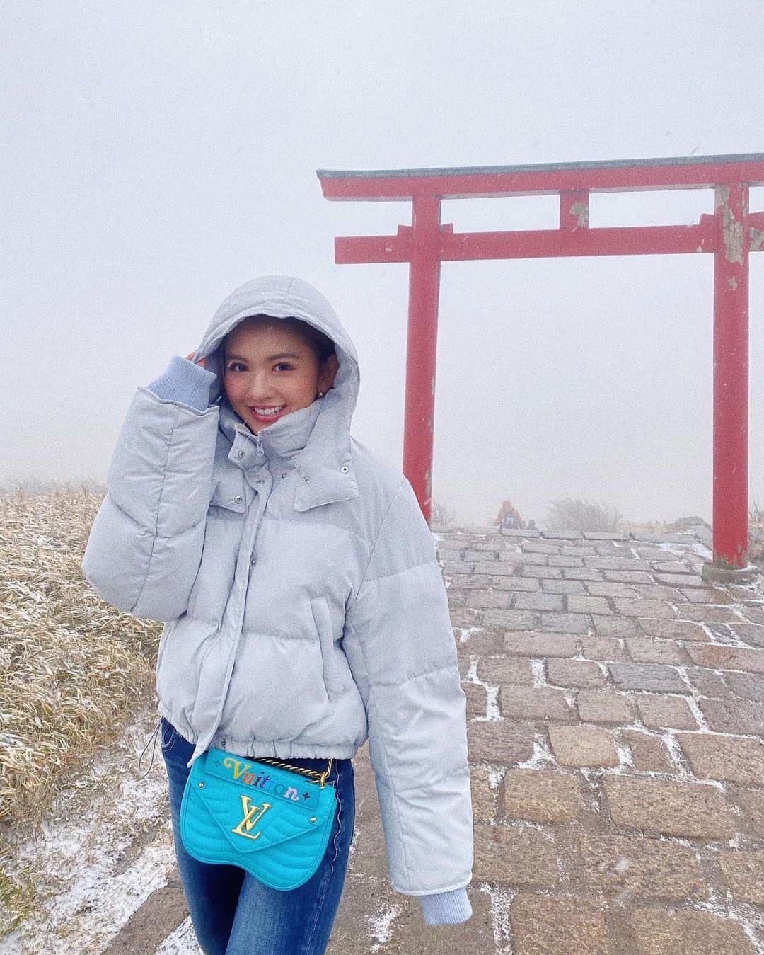 カレンさんのインスタグラム写真 - (カレンInstagram)「☃️…吹雪🤣🙏⛩❄️ #箱根 #箱根神社 #newyear」1月13日 13時50分 - cjd_karen