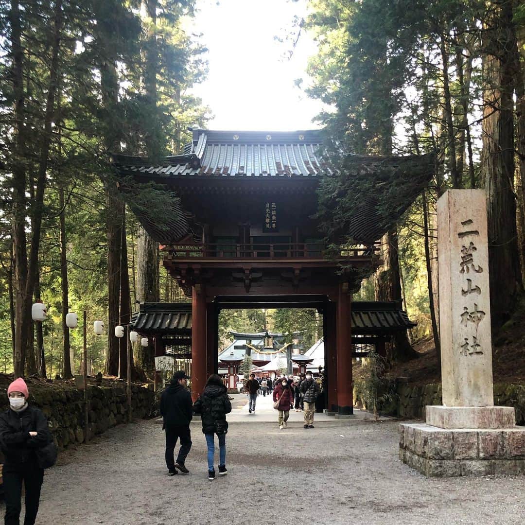 入江綾乃のインスタグラム：「. . . . 2020.01.04 . 東照宮行く道で見つけた『二荒山神社』 縁結びの文字を見つけて駆け込みました🏃‍♀️💨 「若返りの水」をたくさん飲み！ 「良い縁ハート投げ」は微妙なところに投げてしまったけど、 私はご縁を大切にしています。 この世の中全てはご縁で繋がってますからね〜 . . . #栃木 #日光 #二荒山神社 #神社 # # #  #followme #写真好きな人と繋がりたい #photography #photo #ポートレート#写真 #doll #dolly #dolls #被写体 #カメラ #camera #カメラ女子 #撮影 #撮影モデル #カメラマン #かわいくなりたい #声優 #プロレスラー #アクトレスガールズ #プロレス #AWGカラーズ #スポーツ女子」