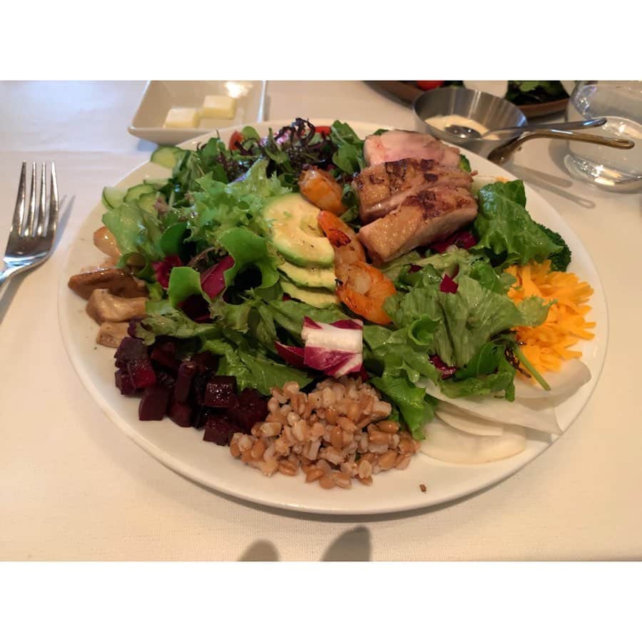 由井香織さんのインスタグラム写真 - (由井香織Instagram)「友達へありがとうのクッキー差し入れと ここの空間も大好きな毎日でも来たいサラダランチ🥗 これでもサラダsmallサイズ🤣 ボリューム栄養満点満足感💯  #東京ミッドタウン#サラダ#ランチ#六本木#ユニオンスクエア東京 #糖質制限」1月13日 13時48分 - yuikaori_y