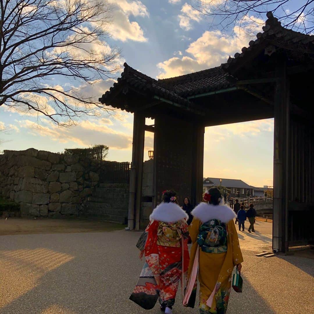 鈴木絢子さんのインスタグラム写真 - (鈴木絢子Instagram)「・ ・ #国宝 #姫路城 🏯✨ ・ #成人式 をむかえた着物姿の新成人の方々が、真っ白な姫路城をバックに写真を撮っていて✨ とっても華やかでした🤗✨ ・ 自分が二十歳の頃，、、 まだSNSもなかった時代、情報発信の仕事を志したことを懐古しつつ。。 二十歳から一緒にいるパートナーと、己らの成長度合いを振り返る新年会を行いました😅 ・ 明日は#NHK に次ぎ2回目の大阪での#撮影 #ロケ 🗒 今年はさらに関西で活動する機会も増えそうなので💡 ・ 自分が持っている情報を発信して、誰かの役に立てることを目指し ＆ 初心に戻って学びの一年にしたいと思います✊ ・ ・ ・ #新成人 #心機一転 #新たな一年 #今年の目標 #働く女性 #世界文化遺産 #国宝 #白鷺城 #天守閣 #景色 #絶景 #専門家 #晴天 #himegi #hyogo #👘 #🏯」1月13日 23時12分 - ayako_suzuki810