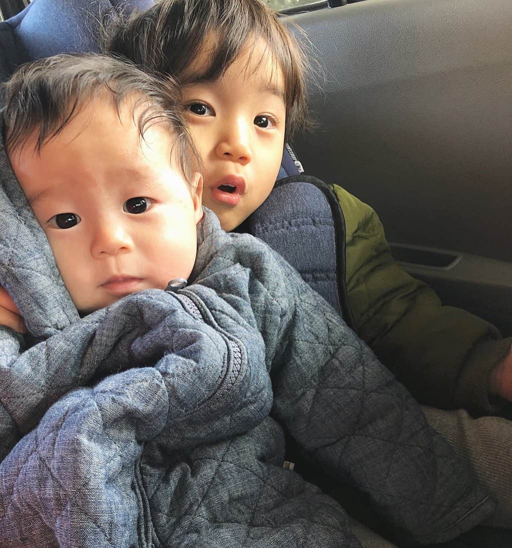 のインスタグラム：「たくさん可愛がってもらった6日間👦🏻👶🏻❤︎﻿ #明日で九州ばいばい😭﻿ ﻿ #2歳差育児﻿ #2歳差兄弟﻿ #2歳7ヶ月﻿ #生後5ヶ月﻿ #男の子ベビー﻿ #男の子ママ」