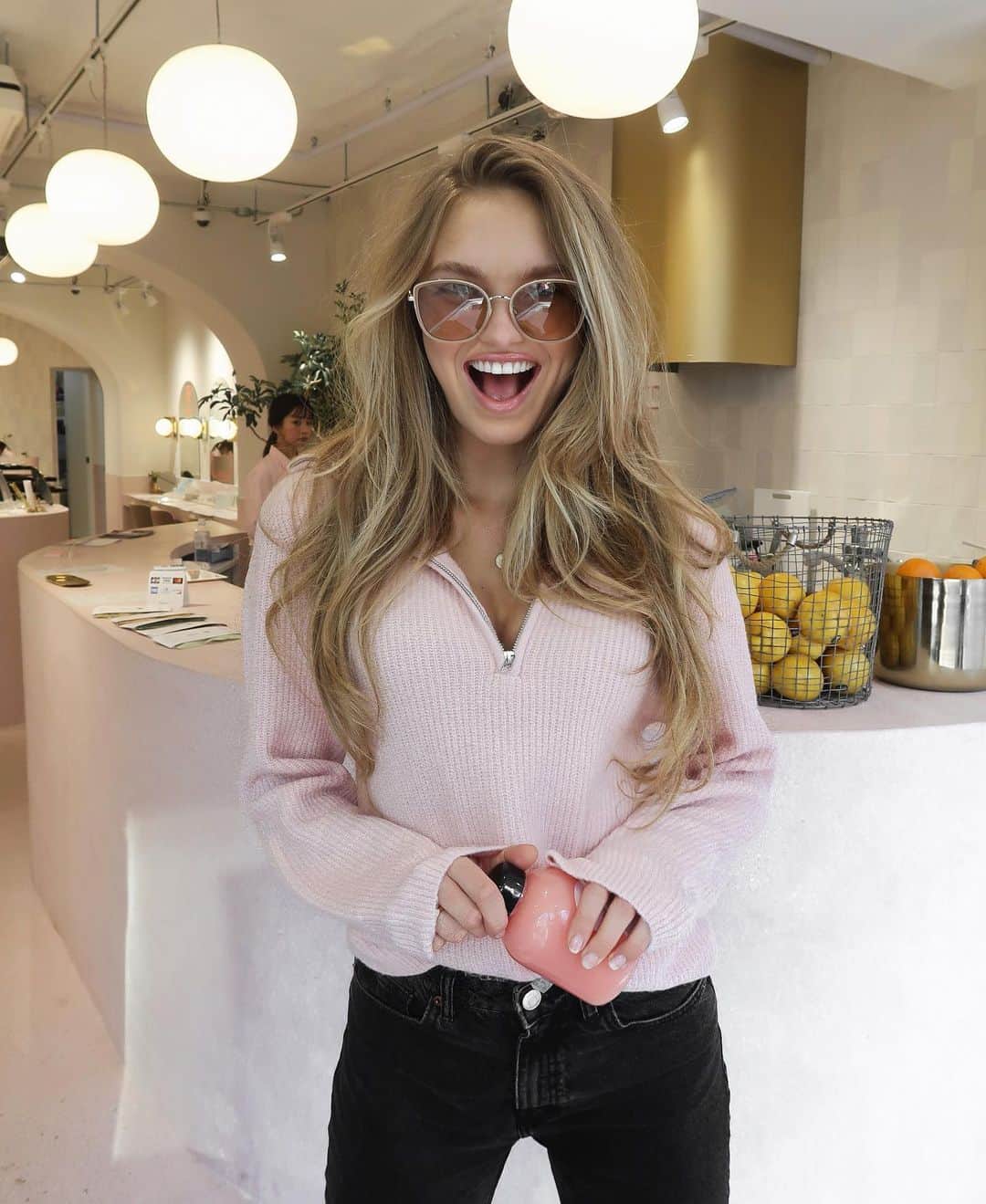 ロミー・ストリドのインスタグラム：「Clearly someone is excited to be back in Tokyo with @revolve, don’t you think? Tips are very welcome 💕 #revolvearoundtheworld」