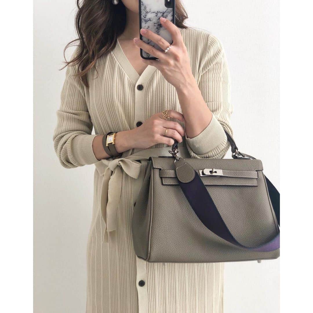 Miyoのインスタグラム：「2020.1.13 ・ GU新作#リブ2wayロングカーディガン　💚 最近グリーンが気になります🥰 フロントボタンなので授乳服としても👌🏻 着用サイズなど、コーデ詳細はblogに書きます✍🏻 ・ リブ2wayロングカーディガン…#GU#ジーユー バッグ・アクセサリー…#楽天#楽天roomに載せてます 時計…#HERMES ・ 妊娠前に約2ヶ月ほど履き続けたらくびれが定着した　@gyugyugyu_lme ✨ (165cm Mサイズでぴったりでした♡) ☆ギュギュギュはショーツの上から履くのか？というご質問をいただきましたが、私はショーツの上から履いていましたよ☺️👌🏻 ・ ・ ・ #骨盤ショーツ#ギュギュギュ#骨盤矯正#マタニティ#gu新作#gu購入品#guコーデ#マタニティコーデ#妊婦#妊婦コーデ#妊娠8ヶ月#マタニティライフ#ママコーデ#ママファッション#プチプラコーデ#プチプラファッション#シンプルコーデ#カジュアルコーデ#エルメス#今日のコーデ#きれいめコーデ#きれいめカジュアル#大人カジュアル#locari」
