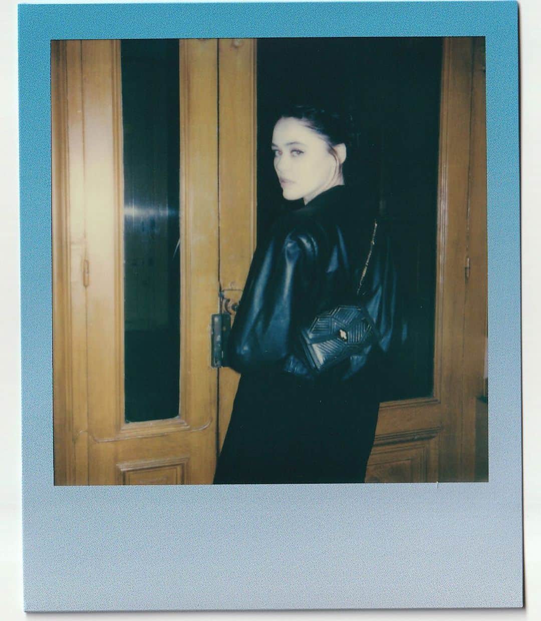 クリスティナ・バザンのインスタグラム：「Wearing @bulgariofficial 🐍 #bvlgariserpenti #bvlgariaccessories #ad @ineskarma braided my hair and took the first polas of this year.」