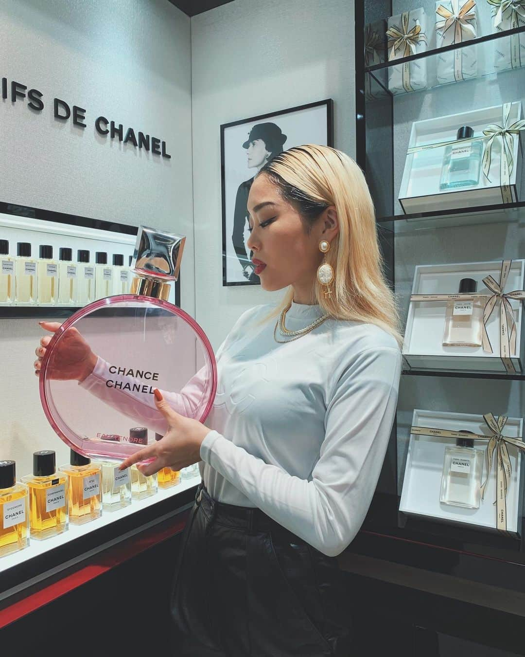 TOKINEのインスタグラム：「CHANELのイベントにラコと遊びに行って来た💄😍💕 二枚目に載ってるピンクの小瓶💎の香りは、気分を上げたい時に私もよく付ける香り💃✨ (文字が見えにくいけどCHANELチャンス オー タンドゥル オードゥ パルファム 💐です😊) めちゃくちゃ可愛いルーレットもあったよ🤭🎡 CHANELがお好きな皆様は絶対上がると思う❤️ 是非遊びに行ってみてね💕」