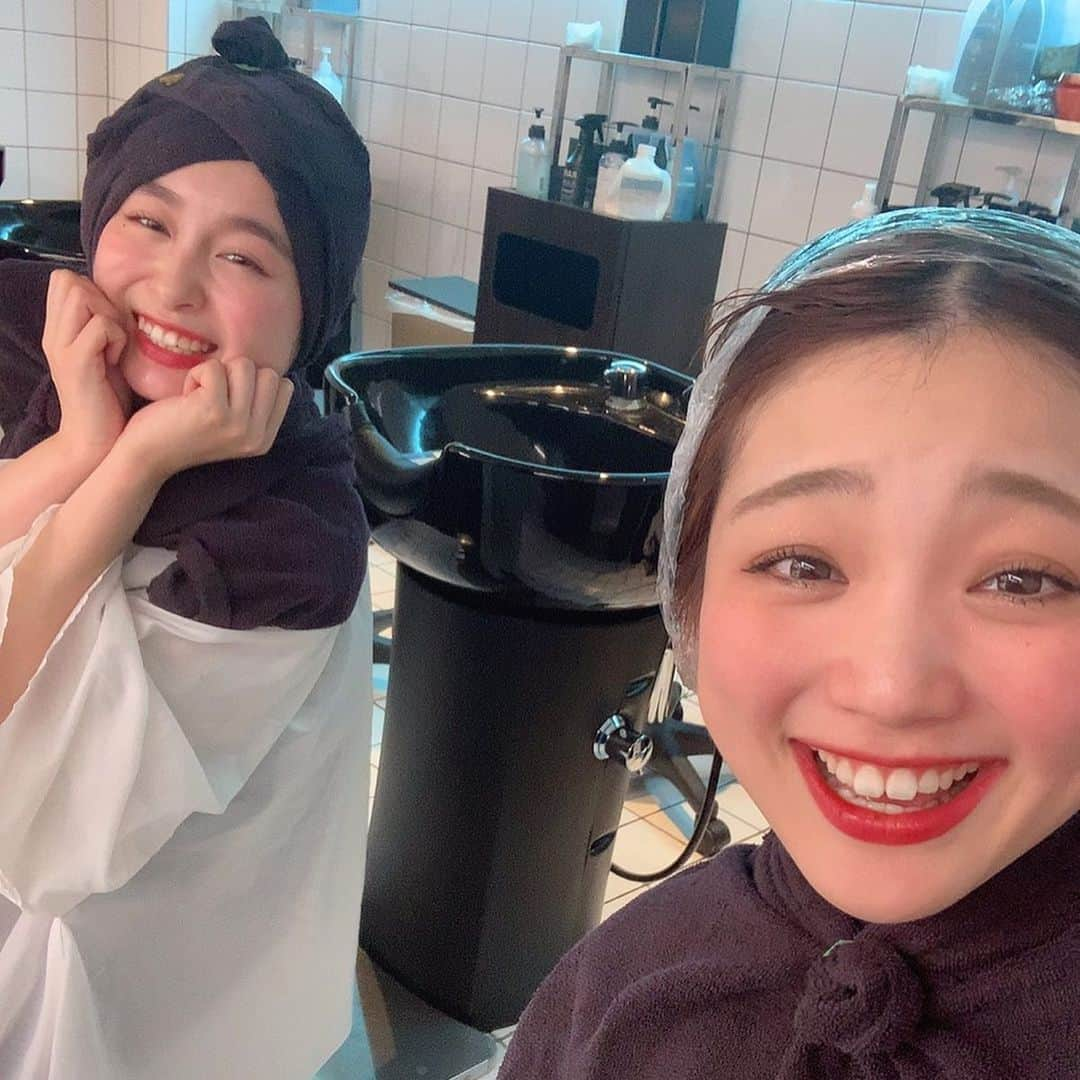 トミタ栞さんのインスタグラム写真 - (トミタ栞Instagram)「#池袋　#美容院　#LAND  #瀬川あやか　ちゃん　 どんなにぶりっこしても盛れないシチュエーションw シャンプー後って恥ずかしいよねw なんとも思ってない顔するけどw  #せがちゃん　の#眉毛凄い　#末広がり　#八　#急遽の困り眉　#スキー板みたい  たくやさん今回もツヤツヤ髪にしてくれてありがとうございます。」1月13日 23時42分 - tomita_shiori