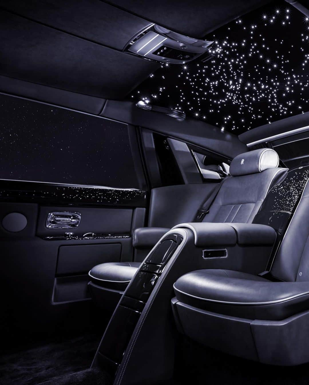 ロールス・ロイスさんのインスタグラム写真 - (ロールス・ロイスInstagram)「(1/3) The Starlight Headliner is a mesmerising Bespoke feature that transforms the ceiling of a Rolls-Royce into a glittering starlit sky. The idea was originally conceptualised by a Bespoke patron with a unique challenge.  This patron experienced extreme light sensitivity, meaning that he could only enjoy reading the newspaper when doing so under the star-filled sky of his rural ranch. His desire was a Bespoke Phantom that would mimic the evening’s gentle glow, allowing him to read comfortably wherever he went. And so, Starlight Headliner — a Rolls-Royce icon — was born.  —     NEDC (combined): CO2 emission: 329-328 g/km; Fuel consumption: 19.5-19.6 mpg / 14.5-14.4 l/100km. * WLTP (combined): CO2 emission: 356-341 g/km; Fuel consumption: 18.0-18.8 mpg / 15.7-15.0 l/100km #」1月13日 23時47分 - rollsroycecars