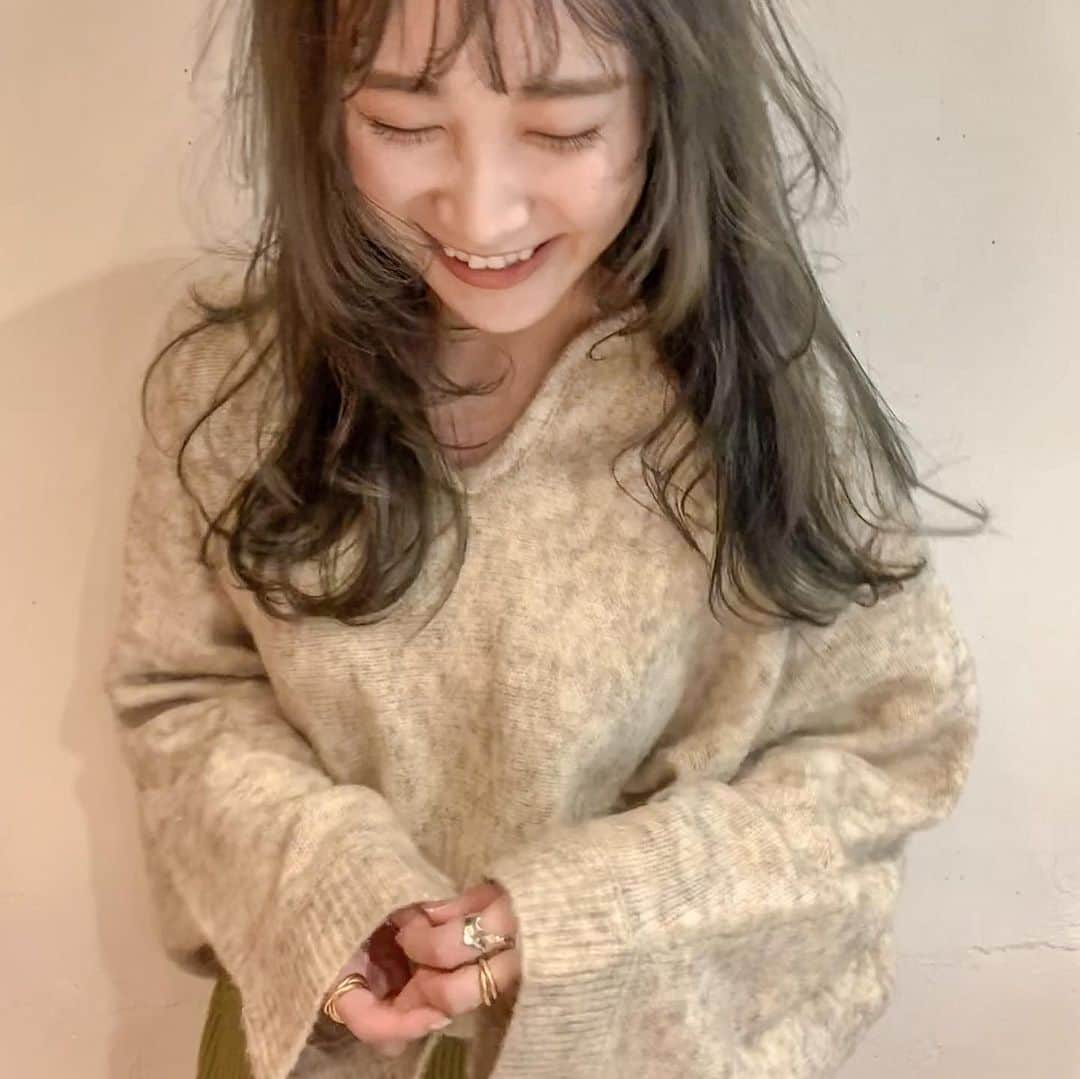 のインスタグラム：「よくコメントやDMでいただく、髪の毛に関してのご質問にお答えしておきます🙇‍♀️ ﻿ ﻿ ﻿ ﻿ ﻿ ⋆ カラーの頻度について﻿ →ヘアメンテナンスは基本的に月一回ですが前回は綺麗な色を保てていたので染めず、2ヶ月ぶりのカラーです。 ﻿ ﻿ ﻿ ⋆ブリーチしているか﻿ →昨年の春頃に全頭ブリーチをしました。(伸びてきた部分はリタッチなし)﻿ ブリーチ毛は黄ばみやすいので色が抜けてきたらカラートリートメントを使用し、自分で色を入れていましたが﻿ 現在はやらなくても黄ばまなくなりました✌️ ﻿ ﻿ ﻿ ただし色の抜けは早いので、カラーをする際は深めに入れてもらっています。﻿ ﻿ 以上です🙌﻿ ﻿ ﻿ ﻿」