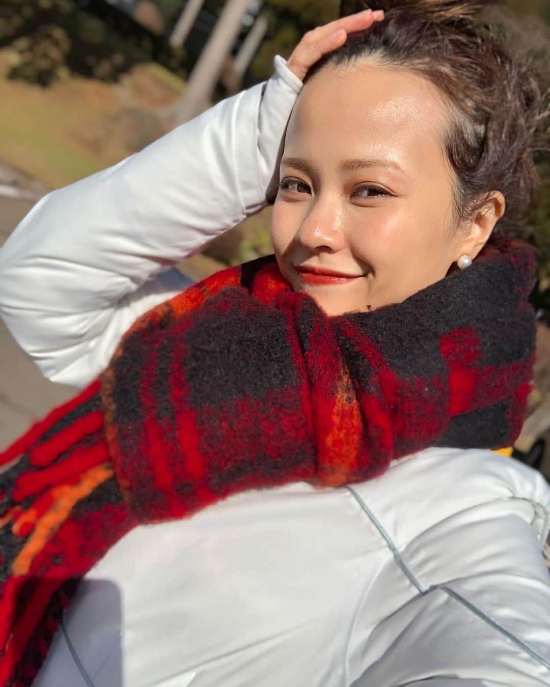 MiracleVellMagicのインスタグラム：「soaking up some 🌞 ! 箱根で日光浴🌱 ひんやりとして新鮮な空気を胸いっぱいに吸える幸せ。湖の香りが気持ちいい。2020年、自然をたくさん感じたいなぁ！✨ . . . #sunshine #sunnyday #selfie #redlips #箱根 #箱根神社 #九頭龍神社 #赤リップ #おでこ #前髪なし」
