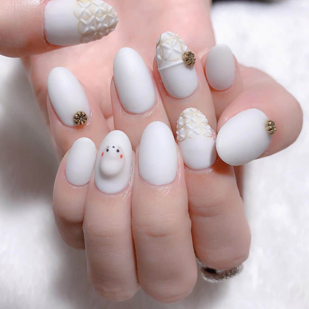 なかやまちえこのインスタグラム：「和とねずみ🐭 （イメージお伝え頂いて！おみくじの置物のねずみさんです！！可愛い！）⠀ PREGEL ライトグレイ（506）とマザーズホワイトをmixしてほんのり灰色💫 #nail #nails #nailart #ネイル #美甲 #ネイルアート  #clou #nagel #ongle #ongles #unghia #japanesenailart #manucure #네일 #젤네일 #네일아트 #네일리스트 #japanesenails #manicurist #gelnails #أظافر #和ネイル #和柄 #和柄ネイル」