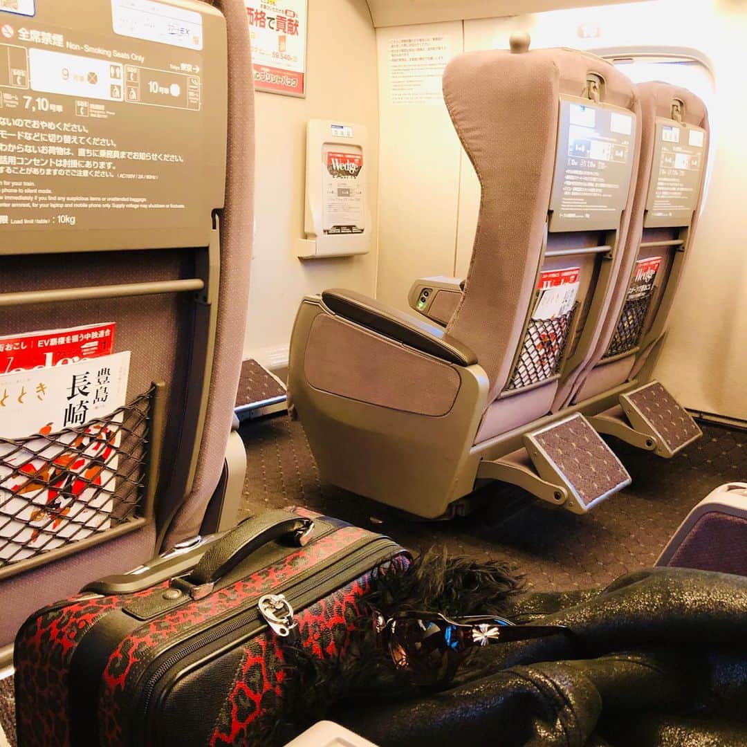 マイケル富岡さんのインスタグラム写真 - (マイケル富岡Instagram)「わ… 気づくと…誰もいない移動空間… 1人グリーン… #マイケル富岡 #タレント #俳優 #移動中 #新幹線 #貸切り #empty #alone #bullettrain #shinkansen #nozomi #travelling #actor #actorslife #love #customculture #俳優 #タレント #のぞみ」1月14日 0時05分 - michaeltomioka