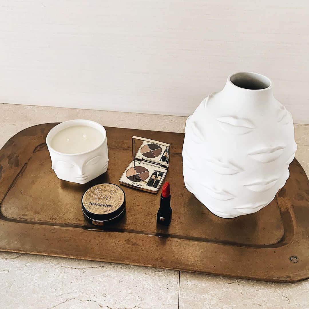 クリスティン・ウェイのインスタグラム：「My favorites  #deco #interiordesign #interiør #jonathanadler #maogeping #maogepingbeauty」