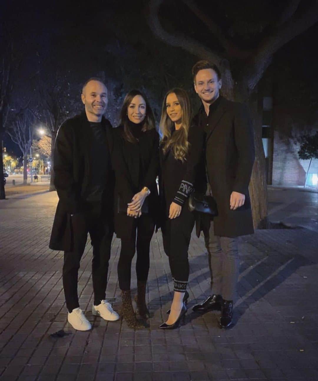 イヴァン・ラキティッチのインスタグラム：「FRIENDS..🤗 #seosquieremucho #friends #apormasjuntos @andresiniesta8 @annaortiz34 @raquel_mauri」