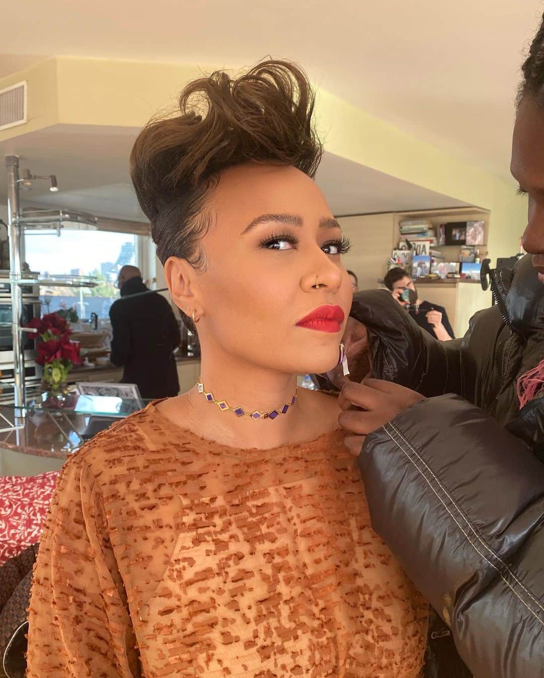 Emeli Sandéのインスタグラム：「On set with the brilliant @rokeating today ....new tune coming soon x」