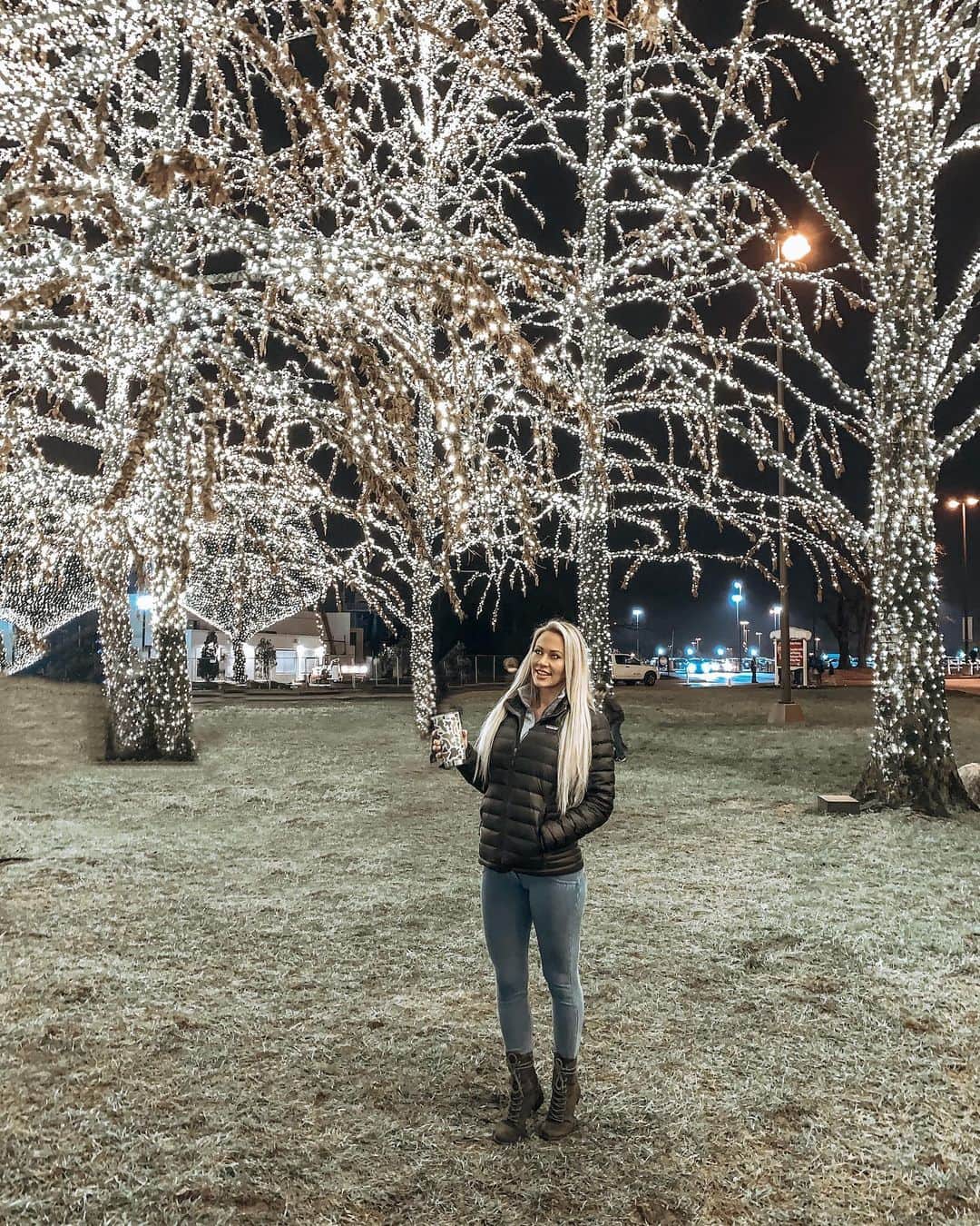 Kindly Myersさんのインスタグラム写真 - (Kindly MyersInstagram)「Honestly I’m really bummed that i didn’t get to go see the Christmas lights at @gaylordoprylandresort this year. 😐😐😐 this was last year. These trees are always my favorite.」1月14日 0時37分 - kindlymyers