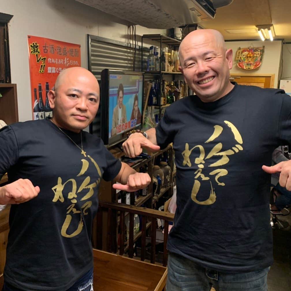 小田幸平のインスタグラム：「メンソーレ❗️沖縄に来ています。比嘉酒造残波の専務シュウちゃんと久しぶりにキャンプ行きつけの店、鉄板焼杉に行って来ました。毎年本当に家に帰って来たみたいに大将、くみさん、シュウちゃん、じぞーが迎えてくれます。読谷本当にあったかい。シュウちゃんがくれたTシャツでパシャ📷#比嘉酒造#残波#鉄板焼き杉#読谷#読谷協会#読売ジャイアンツ#中日ドラゴンズ#愛媛マンダリンパイレーツ#ハゲてねーし」