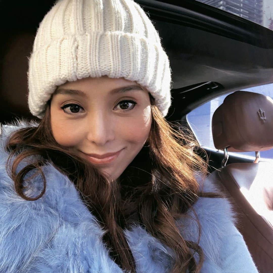 麻美さんのインスタグラム写真 - (麻美Instagram)「今月は青の マセラティにしたよ〜🚗💨 ． 青い車だと毎日ブルー系の服着てそうな気がする🤣 ．」1月14日 0時31分 - mami0s