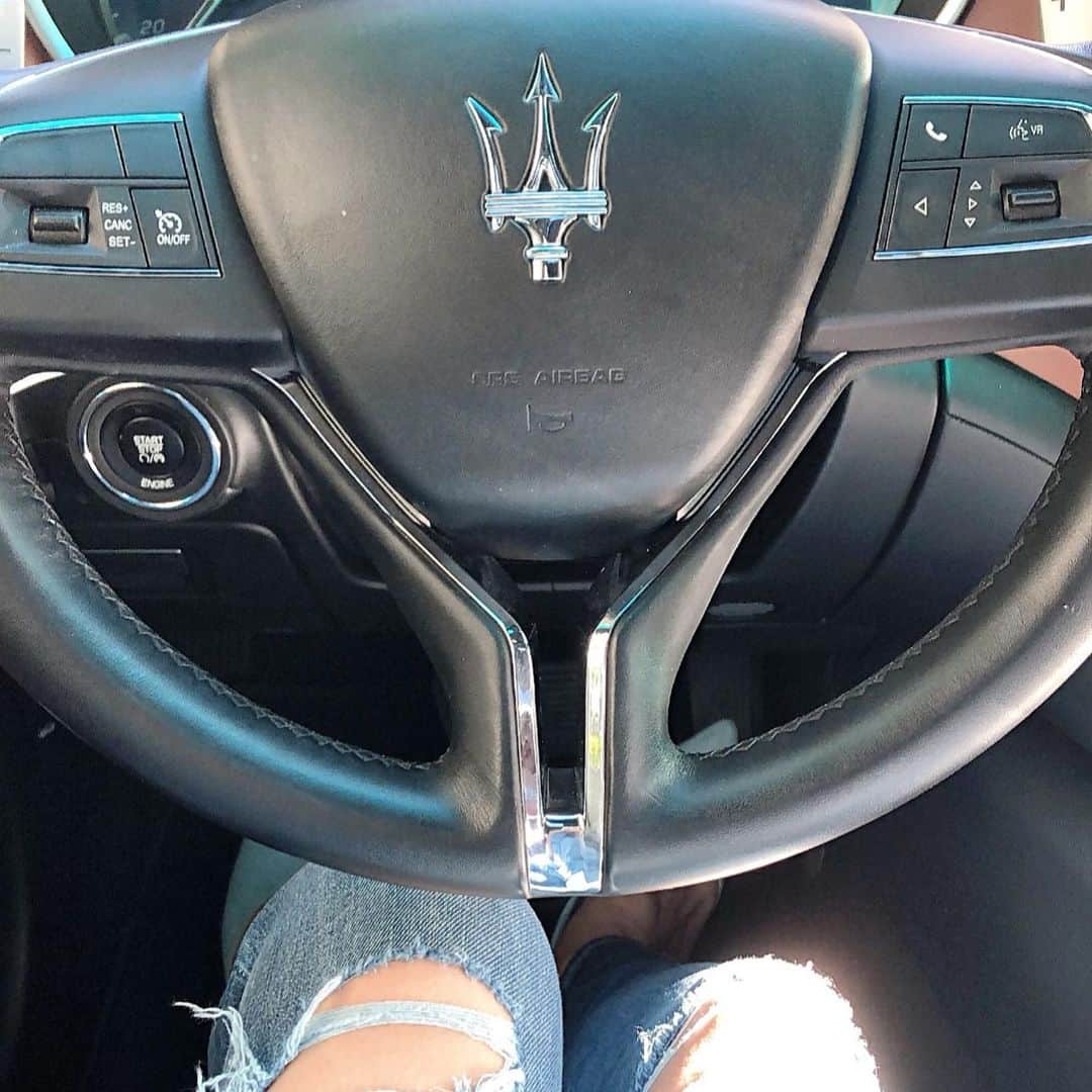 麻美さんのインスタグラム写真 - (麻美Instagram)「今月は青の マセラティにしたよ〜🚗💨 ． 青い車だと毎日ブルー系の服着てそうな気がする🤣 ．」1月14日 0時31分 - mami0s