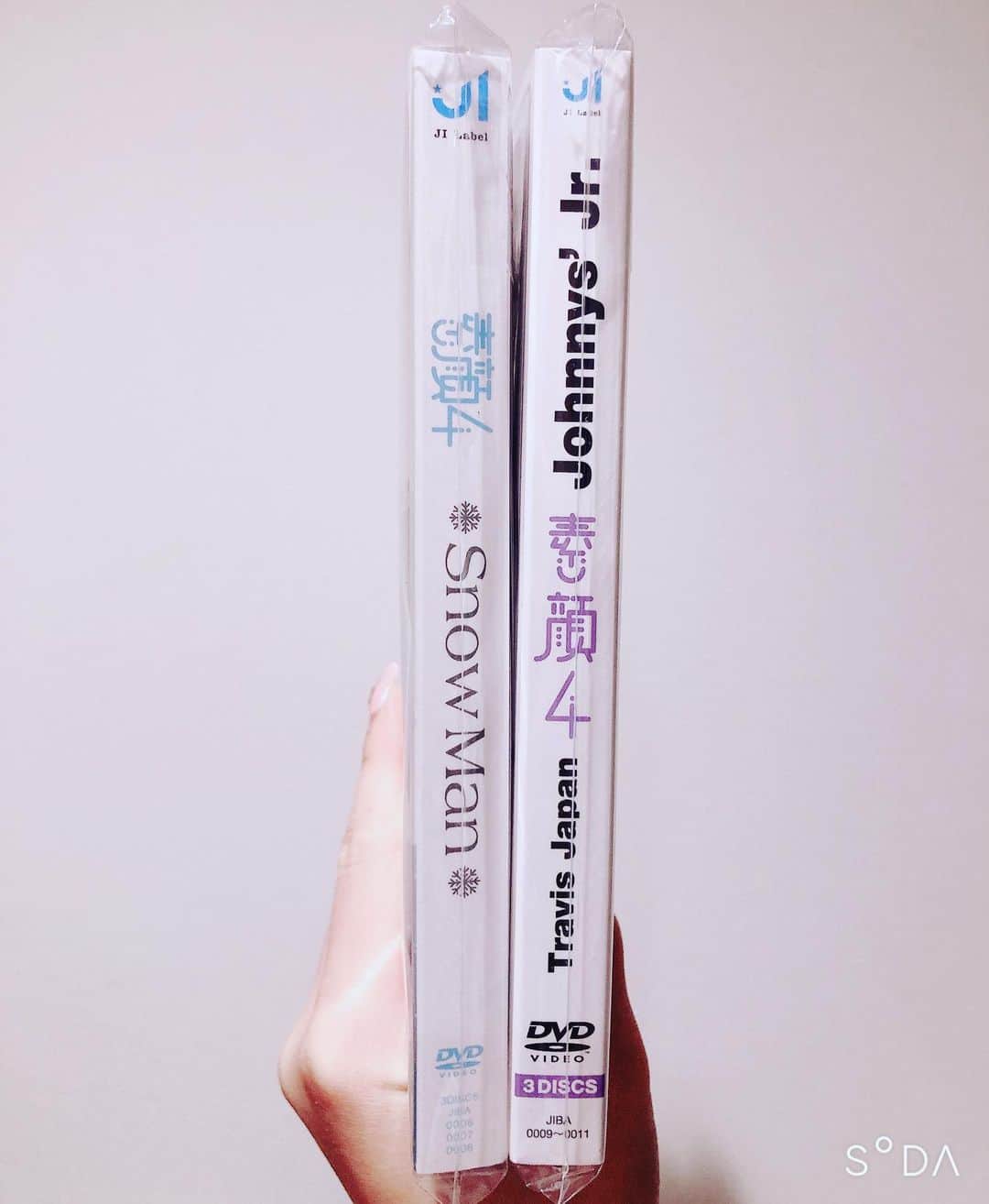 入江綾乃のインスタグラム：「. . . . 2020.01.08 . 推しのDVD届いた💖 . . . #素顔4 #SnowMan #TravisJapan #snowman担と繋がりたい #travisjapan担と繋がりたい #推し事 #あやのの推し事  #followme #写真好きな人と繋がりたい #photography #photo #ポートレート#写真 #doll #dolly #dolls #被写体 #カメラ #camera #カメラ女子 #撮影 #撮影モデル #カメラマン #かわいくなりたい #声優 #プロレスラー #アクトレスガールズ #プロレス #AWGカラーズ #スポーツ女子」