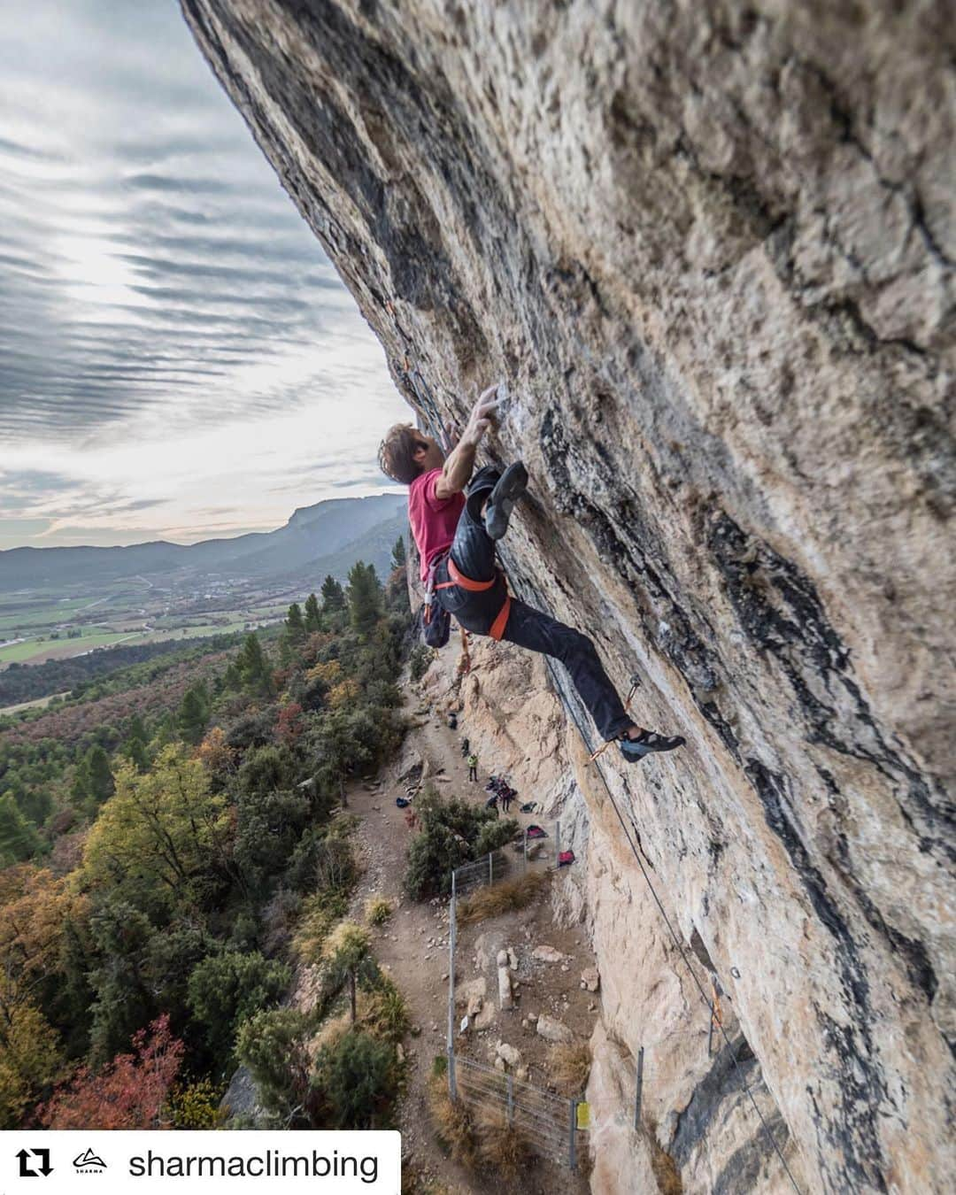 クリス・シャーマさんのインスタグラム写真 - (クリス・シャーマInstagram)「#Repost @sharmaclimbing ・・・ 🇺🇸Stay positive work hard, make it happen • • • 🇪🇸Mantente positivo trabaja duro, haz que suceda • • • #climber @chris_sharma 📸@giancolafoto #climbing #climb #rockclimbing #sportclimbing #indoorclimbing #climbing_pictures #tradclimbing #getstrong #boulder #bouldering #bloc #klettern #arrampicata #escalade #escalada #explore #adventure #exercise #fitness #training #athlete #climbmore #sport #food #comida #bar  @petzl_official @prana @tenayaclimbing @frictionlabs @maximropes」1月14日 0時33分 - chris_sharma