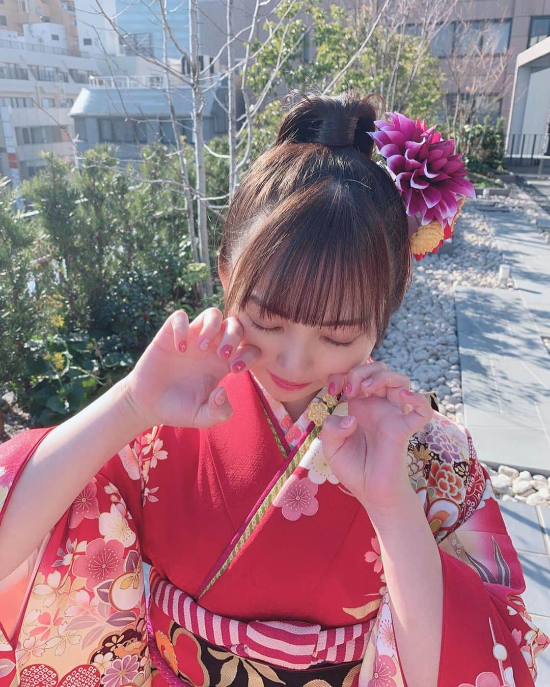 山内祐奈さんのインスタグラム写真 - (山内祐奈Instagram)「今日成人式を迎えました❤︎ 本当に大人の仲間入りをしたんだなと実感 したよ☺️ 赤の振袖にストレートポニー❤️ 大人の女性にみえるかな😦 天気もよくてよかった😌  一生に一度の成人式だもんね♡  たくさんの方におめでとうの言葉を いただいて本当にありがとうございます☺️ これからも応援よろしくお願いします  #成人式 #成人の日」1月13日 15時46分 - yuna_hkt48