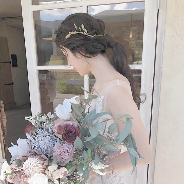 みんなのウェディングさんのインスタグラム写真 - (みんなのウェディングInstagram)「. ====================== #みんなのウェディング をつけてお写真を投稿してください📸💕 素敵な投稿は記事内や公式IGで ご紹介させていただきます♡ ====================== . 前撮り、挙式、披露宴、後撮りそれぞれで髪型をがらっとチェンジした花嫁さん👰✨ . 1枚目のシンプルなゴールドヘアアクセは後撮りで使用👑 ローポニーとの相性バツグンです💕 . 前撮りは、お花をふんだんに使ったあみおろしをチョイス💐 . . 挙式では、くるくる巻いたヘアをゆるめのシニヨンに☺️ . そして披露宴では、お花をアクセントにカラードレスとも合うハーフアップにしました💓 . 結婚式は、フォトシューティングも含めると、たくさんの髪型を選択できるので、どうやって雰囲気変えよう…😣と悩むことも💦 . どうやってメイクさんに伝えれば良いかわからないという方は、理想の髪型画像を見せたり、好きな雰囲気だけでも伝えておくと🙆‍♀️❣️ . . それぞれのシーンで、納得の髪型に出会えると良いですね🥰 . @lva__wd さんのpicを ご紹介させていただきました 👰🏻🤵🏻💒✨ ありがとうございます 😊💕 . . **************************************** 結婚式準備に役立つ情報毎日更新中🎉 詳しくはプロフィールリンク🔗をcheck❣️ . . 👉結婚式場の口コミや本当の費用明細は 《みんなのウェディングTOP》へ💓 . 👉結婚式準備に役立つアイデアは 《みんなのウェディングの記事を読む》へ💓 . 👉「こんなときみんなはどうしたの？😢」 みんなに意見やアドバイスをもらいたい花嫁さんは 《花コミュ》へ💓 . . ****************************************. . . #プレ花嫁 #結婚準備 #結婚 #ブライダル #卒花 #卒花嫁 #結婚準備 #2020冬婚 #2020春婚 #2020婚 #2020夏婚 #2020秋婚 #大人婚 #大人花嫁 #前撮り #後撮り #花嫁髪型 #花嫁ヘア #花嫁ヘアスタイル #前撮りヘア #後撮りヘア #シニヨン #ハーフアップ #宮崎花嫁 #ヘアアクセ #ヘアアクセサリー #あみおろし」1月13日 15時50分 - minnano_wedding