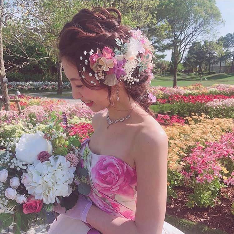 みんなのウェディングさんのインスタグラム写真 - (みんなのウェディングInstagram)「. ====================== #みんなのウェディング をつけてお写真を投稿してください📸💕 素敵な投稿は記事内や公式IGで ご紹介させていただきます♡ ====================== . 前撮り、挙式、披露宴、後撮りそれぞれで髪型をがらっとチェンジした花嫁さん👰✨ . 1枚目のシンプルなゴールドヘアアクセは後撮りで使用👑 ローポニーとの相性バツグンです💕 . 前撮りは、お花をふんだんに使ったあみおろしをチョイス💐 . . 挙式では、くるくる巻いたヘアをゆるめのシニヨンに☺️ . そして披露宴では、お花をアクセントにカラードレスとも合うハーフアップにしました💓 . 結婚式は、フォトシューティングも含めると、たくさんの髪型を選択できるので、どうやって雰囲気変えよう…😣と悩むことも💦 . どうやってメイクさんに伝えれば良いかわからないという方は、理想の髪型画像を見せたり、好きな雰囲気だけでも伝えておくと🙆‍♀️❣️ . . それぞれのシーンで、納得の髪型に出会えると良いですね🥰 . @lva__wd さんのpicを ご紹介させていただきました 👰🏻🤵🏻💒✨ ありがとうございます 😊💕 . . **************************************** 結婚式準備に役立つ情報毎日更新中🎉 詳しくはプロフィールリンク🔗をcheck❣️ . . 👉結婚式場の口コミや本当の費用明細は 《みんなのウェディングTOP》へ💓 . 👉結婚式準備に役立つアイデアは 《みんなのウェディングの記事を読む》へ💓 . 👉「こんなときみんなはどうしたの？😢」 みんなに意見やアドバイスをもらいたい花嫁さんは 《花コミュ》へ💓 . . ****************************************. . . #プレ花嫁 #結婚準備 #結婚 #ブライダル #卒花 #卒花嫁 #結婚準備 #2020冬婚 #2020春婚 #2020婚 #2020夏婚 #2020秋婚 #大人婚 #大人花嫁 #前撮り #後撮り #花嫁髪型 #花嫁ヘア #花嫁ヘアスタイル #前撮りヘア #後撮りヘア #シニヨン #ハーフアップ #宮崎花嫁 #ヘアアクセ #ヘアアクセサリー #あみおろし」1月13日 15時50分 - minnano_wedding