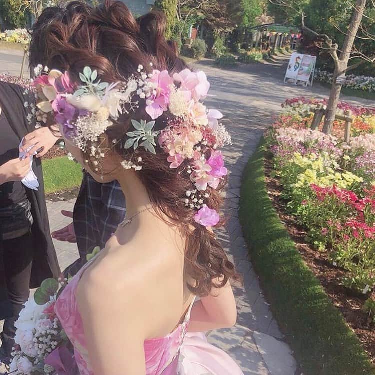 みんなのウェディングさんのインスタグラム写真 - (みんなのウェディングInstagram)「. ====================== #みんなのウェディング をつけてお写真を投稿してください📸💕 素敵な投稿は記事内や公式IGで ご紹介させていただきます♡ ====================== . 前撮り、挙式、披露宴、後撮りそれぞれで髪型をがらっとチェンジした花嫁さん👰✨ . 1枚目のシンプルなゴールドヘアアクセは後撮りで使用👑 ローポニーとの相性バツグンです💕 . 前撮りは、お花をふんだんに使ったあみおろしをチョイス💐 . . 挙式では、くるくる巻いたヘアをゆるめのシニヨンに☺️ . そして披露宴では、お花をアクセントにカラードレスとも合うハーフアップにしました💓 . 結婚式は、フォトシューティングも含めると、たくさんの髪型を選択できるので、どうやって雰囲気変えよう…😣と悩むことも💦 . どうやってメイクさんに伝えれば良いかわからないという方は、理想の髪型画像を見せたり、好きな雰囲気だけでも伝えておくと🙆‍♀️❣️ . . それぞれのシーンで、納得の髪型に出会えると良いですね🥰 . @lva__wd さんのpicを ご紹介させていただきました 👰🏻🤵🏻💒✨ ありがとうございます 😊💕 . . **************************************** 結婚式準備に役立つ情報毎日更新中🎉 詳しくはプロフィールリンク🔗をcheck❣️ . . 👉結婚式場の口コミや本当の費用明細は 《みんなのウェディングTOP》へ💓 . 👉結婚式準備に役立つアイデアは 《みんなのウェディングの記事を読む》へ💓 . 👉「こんなときみんなはどうしたの？😢」 みんなに意見やアドバイスをもらいたい花嫁さんは 《花コミュ》へ💓 . . ****************************************. . . #プレ花嫁 #結婚準備 #結婚 #ブライダル #卒花 #卒花嫁 #結婚準備 #2020冬婚 #2020春婚 #2020婚 #2020夏婚 #2020秋婚 #大人婚 #大人花嫁 #前撮り #後撮り #花嫁髪型 #花嫁ヘア #花嫁ヘアスタイル #前撮りヘア #後撮りヘア #シニヨン #ハーフアップ #宮崎花嫁 #ヘアアクセ #ヘアアクセサリー #あみおろし」1月13日 15時50分 - minnano_wedding
