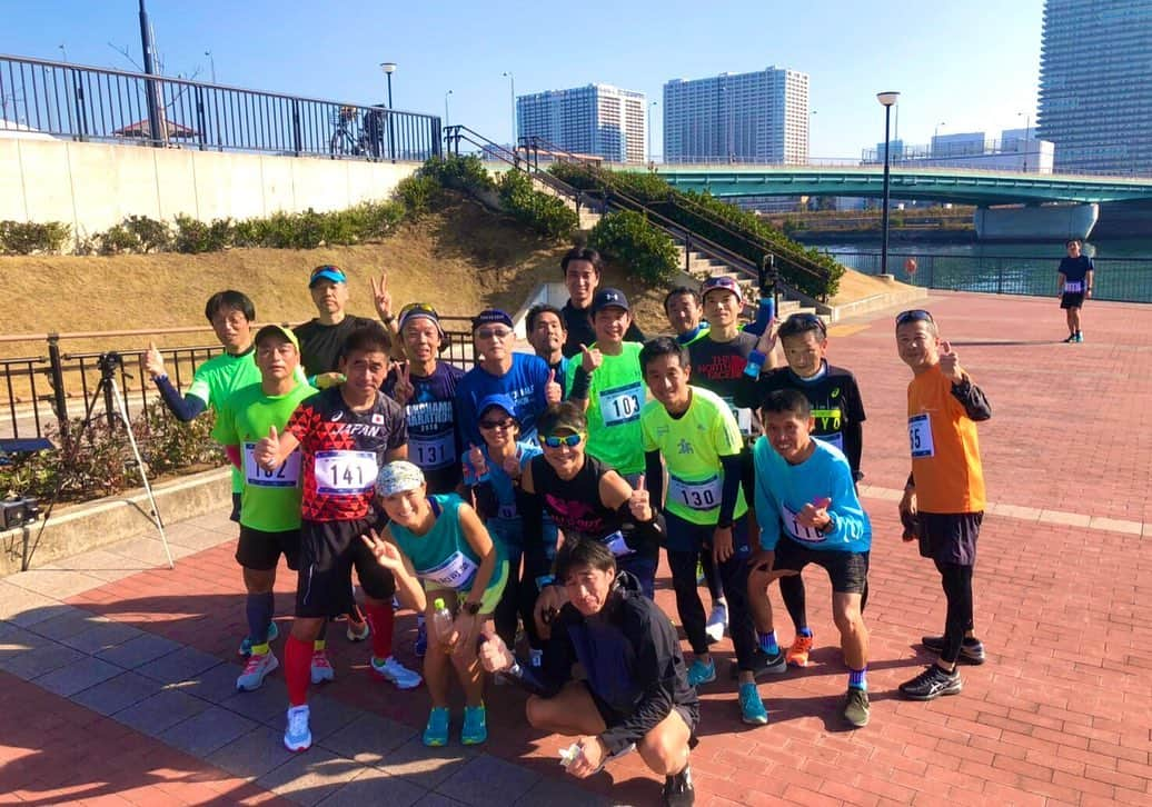 福島和可菜さんのインスタグラム写真 - (福島和可菜Instagram)「今日は… ONE TOKYO 🏃‍♂️東京チャレンジマラソン 2020🏃‍♂️ 21kmと言う距離走ですが、しっかりとした計測もしつつ、練習会でありながら、大会の様な… そんな素敵なイベントでした😊  私は舞ちゃんと共にペーサーを👍  1周3kmのコースを7周‼️ 4分30秒 4分50秒（私担当） 5分10秒 5分30秒（舞ちゃん担当） と20秒毎にペーサー✨  気温も高くまるで真夏の様な日でしたが…お互いに刺激し合いながら、良いランが出来たのではないかなと思います☀️☀️☀️ ありがとうございました🥰  ハーフ2連チャン✌️私自身も楽しめました♫ また一緒に走りましょっ🎊  #ONETOKYO #ONE #TOKYO #challenge #marathon #2020 #Love #running #マラソン #日和 #まるで #真夏 #ミドリ安全 #塩熱サプリ #最高 #ペーサー #pace #今日もビールが美味しいゼ #with #舞ちゃん #サブスリー姉妹 #beer  #nicerun #ありがとうございました #thankyou #努力は必ず報われる #練習は裏切らない #🏃‍♂️ #❤ #😊」1月13日 15時55分 - fukushimawakana