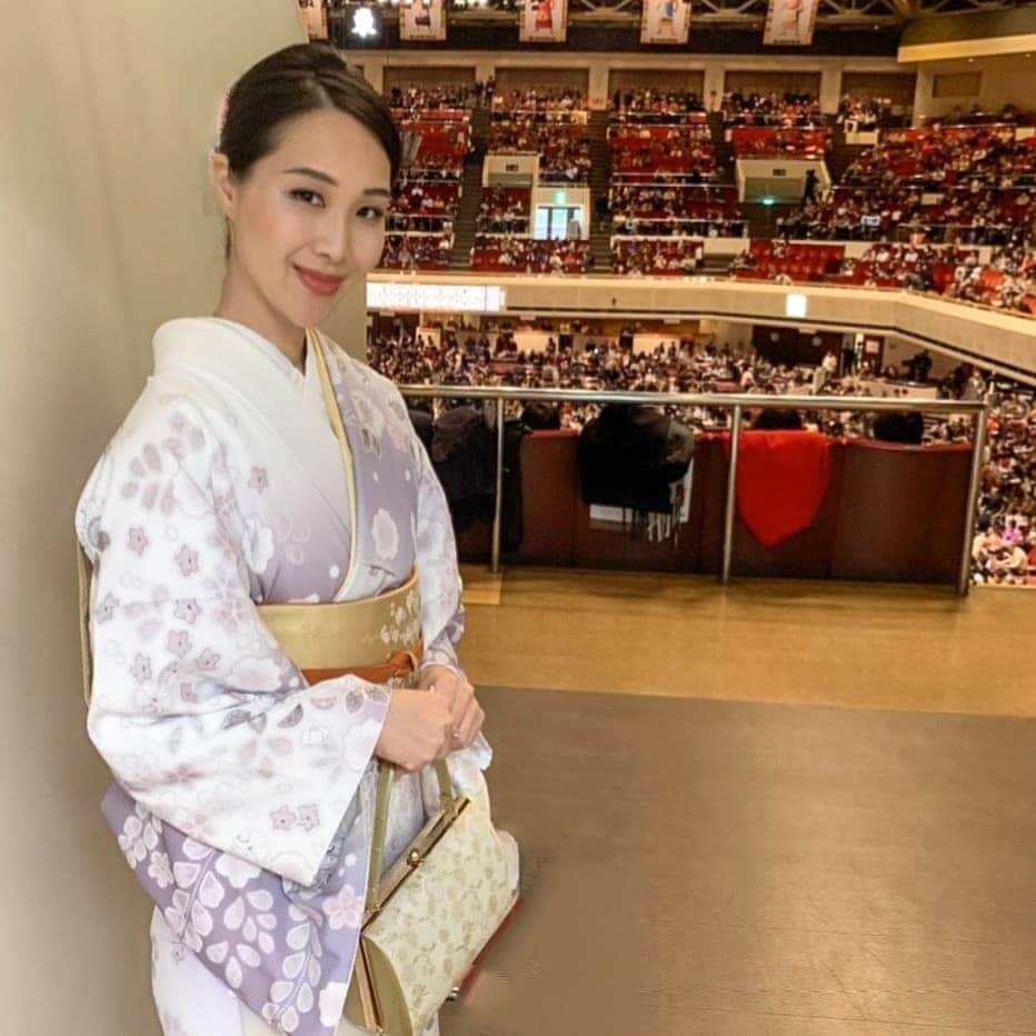 Miyu Toyonagaのインスタグラム：「First time for Sumo watching wearing 👘🍶 - -  今日は成人式。成人の皆様、おめでとうございます。  人生初、大相撲初日を着物を着て観戦しへ。  力士の迫力、凄かったです🙌  #sumo#相撲」