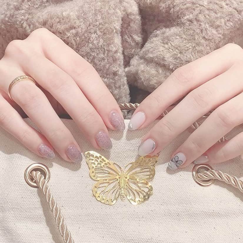 栗原紗英のインスタグラム：「.🦋 #nail かわい🥺」