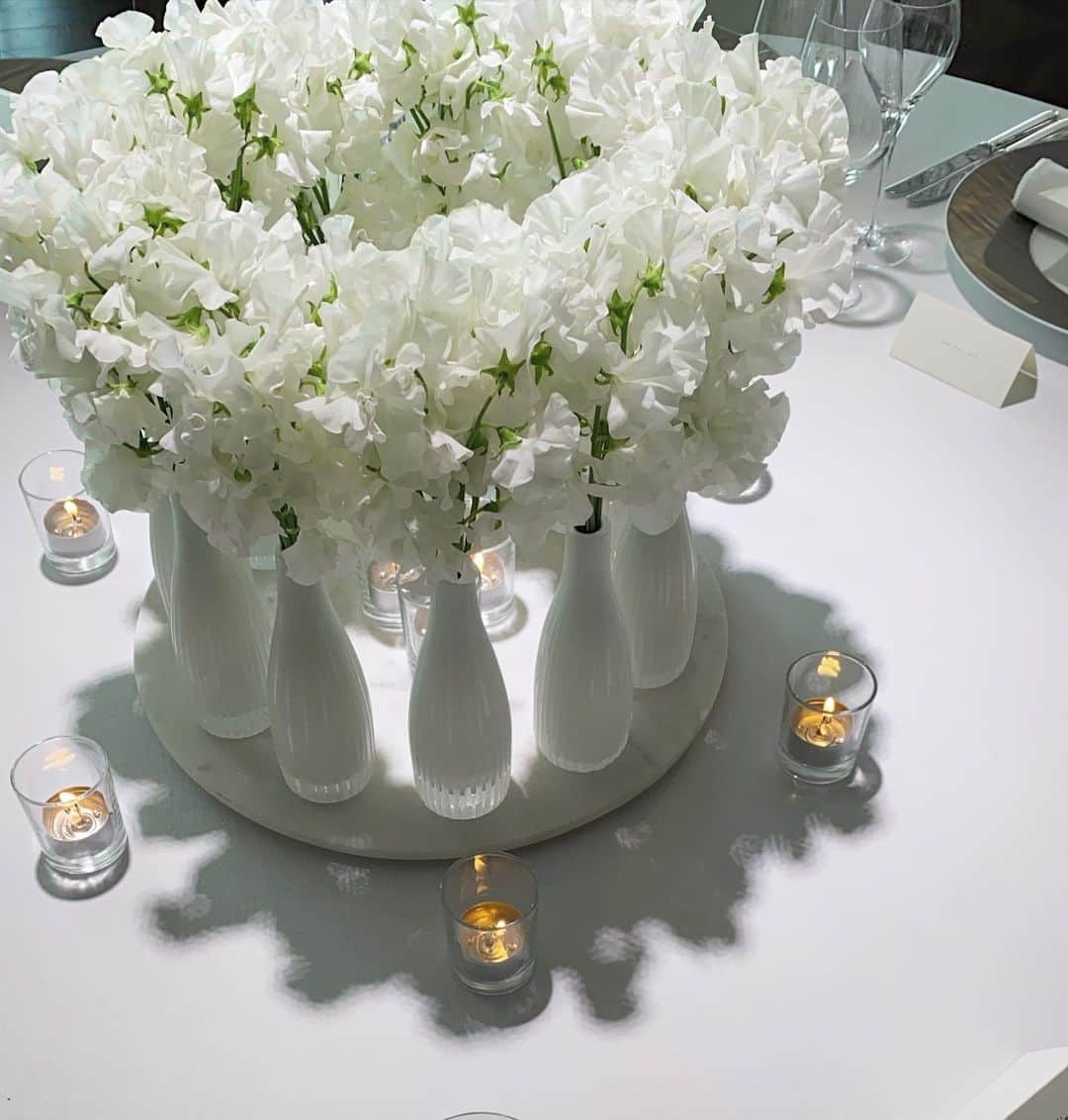 YouAさんのインスタグラム写真 - (YouAInstagram)「. . 真っ白のテーブルクロス 真っ白のスイートピー 真っ白の花器 🤍🤍🤍🤍 エレガント＆スタイリッシュで素敵！ . . カトレアに金柑意外な花合わせでした。 . . 天井から吊るしたフラワーデザイン、素敵でした！ . . #BF #bridalfair #wedding #flowers #flowerdesigner  #grandhyatttokyo #グラハイ花嫁 . . @grandhyatttokyo_wedding  @grandhyatttokyo」1月13日 16時00分 - youa.dressstylist