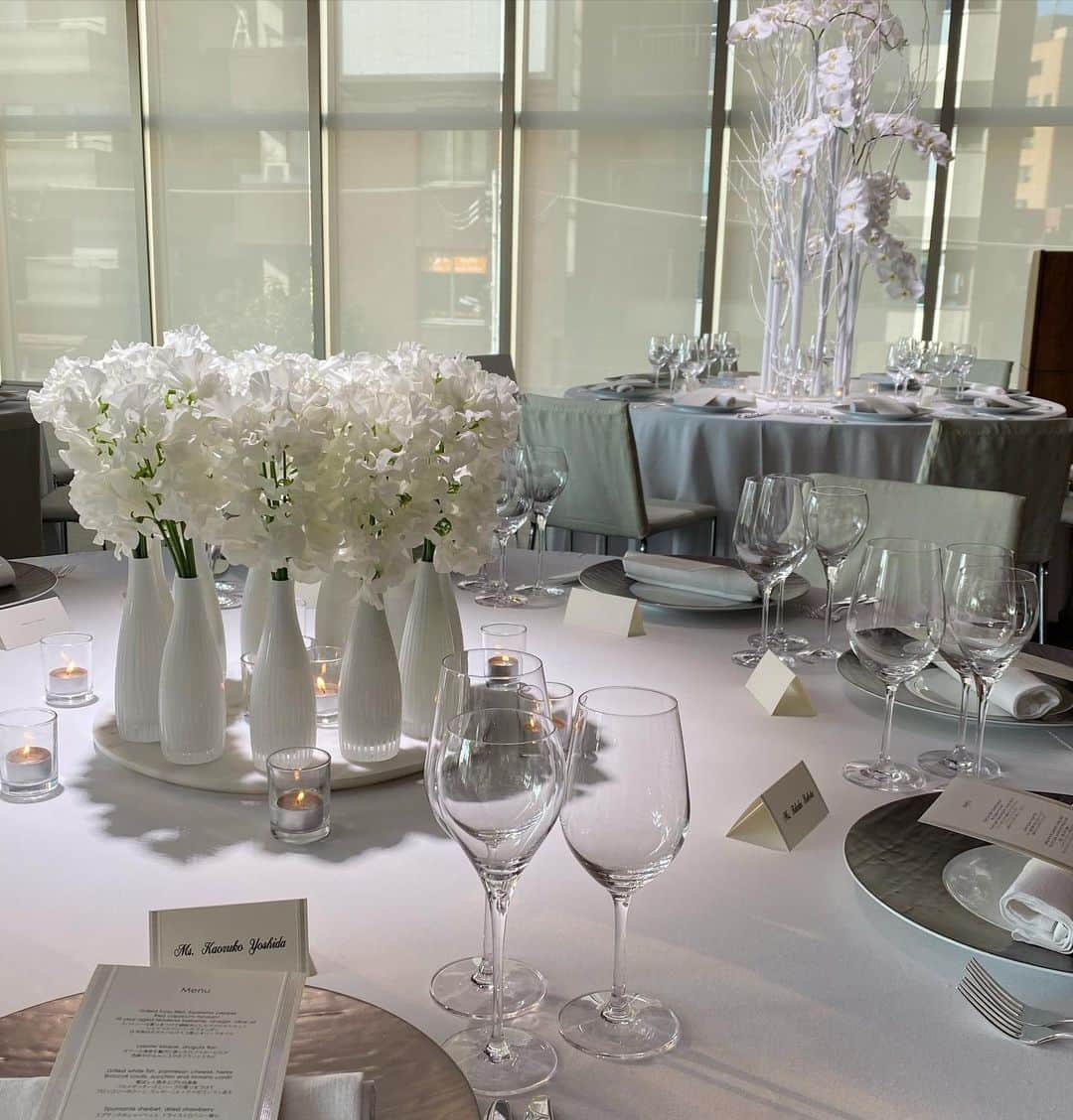 YouAさんのインスタグラム写真 - (YouAInstagram)「. . 真っ白のテーブルクロス 真っ白のスイートピー 真っ白の花器 🤍🤍🤍🤍 エレガント＆スタイリッシュで素敵！ . . カトレアに金柑意外な花合わせでした。 . . 天井から吊るしたフラワーデザイン、素敵でした！ . . #BF #bridalfair #wedding #flowers #flowerdesigner  #grandhyatttokyo #グラハイ花嫁 . . @grandhyatttokyo_wedding  @grandhyatttokyo」1月13日 16時00分 - youa.dressstylist