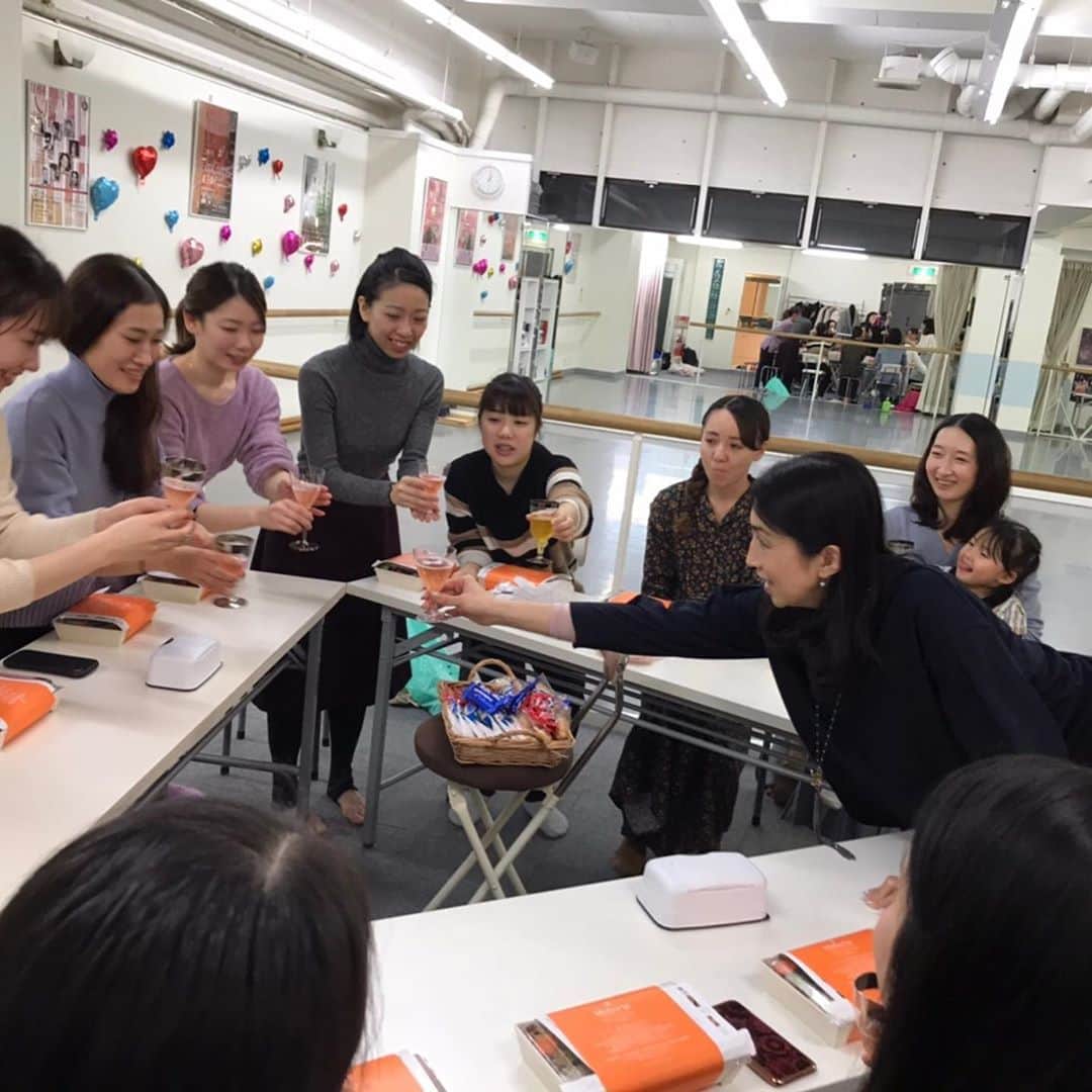 井脇幸江さんのインスタグラム写真 - (井脇幸江Instagram)「Iwaki Ballet Company 2020年シーズンメンバーでの新年会でした✨  今年は赤ちゃん、2歳、お腹の中…とベビーラッシュ。 そして新婚さんや結婚を控えている団員もいて、何だか賑やか💖😊 人生をより濃く生きようとするパワーのあるダンサーたちの集まりです。  近年はプロ意識も出てきて反応が良く、クラスを指導するのがとても楽しい。  みんなと顔を合わせて語り合った「抱負」を共有しながら、私も道標として常に全力でいられるように、自分を労る時間も大切にしながら、今年も【空母】で居ようと思います。ダンサーは、自らと闘う戦士ですから。。。 今年は9/12.13 『眠れる森の美女』 オーディションは春を予定❗️楽しみにお待ち下さい🤗  #Ballet #Dancer #バレエ #バレエダンサー #芸術 #芸術観賞 #舞台 #stage #美の世界 #四ッ谷 #Iwaki Ballet Company #バレエスタジオ #バレエ教師 #バレエ教室 #美しい #楽しい #人生 #井脇幸江 #食事法 #抱負 #マクロビ弁当 ＆オーガニック #新年会」1月13日 16時05分 - yukie.iwaki