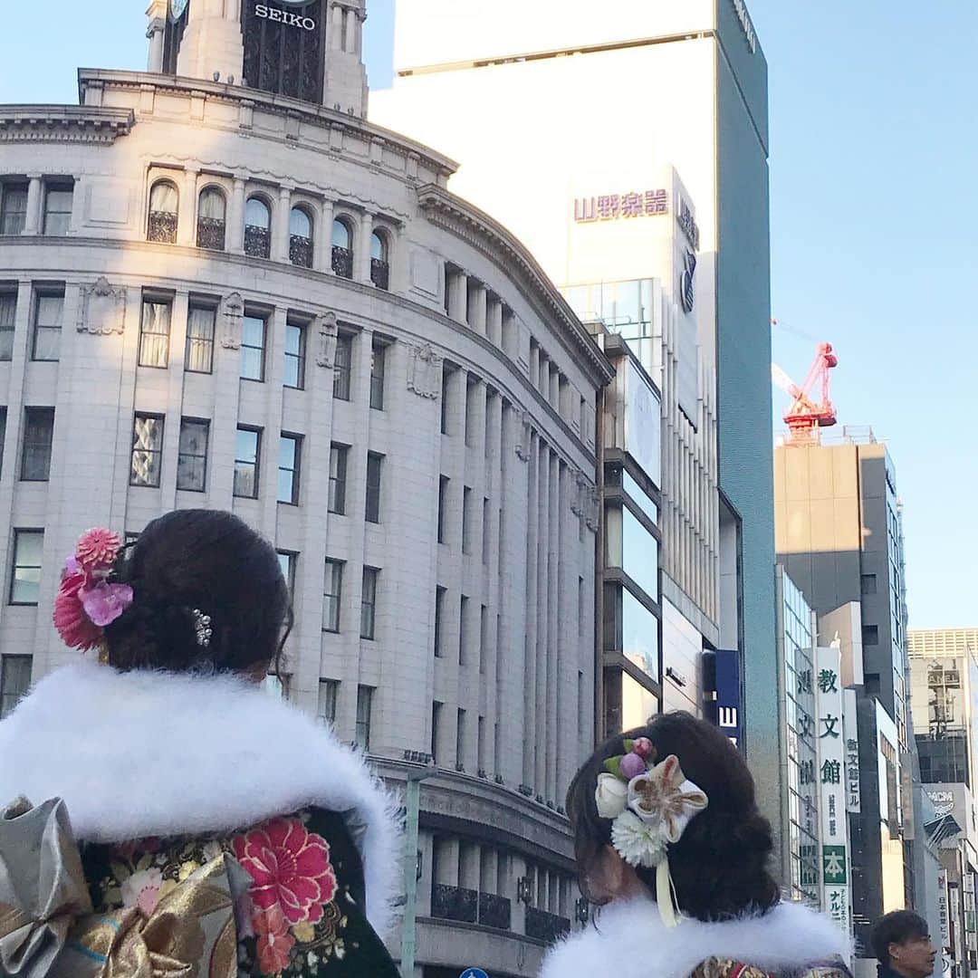 のインスタグラム：「本日「成人の日」を迎えた皆様おめでとうございます✨ 銀座の街にも多くの新成人の皆様が訪れ、いつもよりさらに活気に満ちています。 新成人の方々に、幸多き未来が訪れますように🙏 #銀座  #ginza  #銀座シックス  #ginzasix  #メゾンドナディア #maisondenadia  #jewelry  #新成人 #成人の日 #振袖」