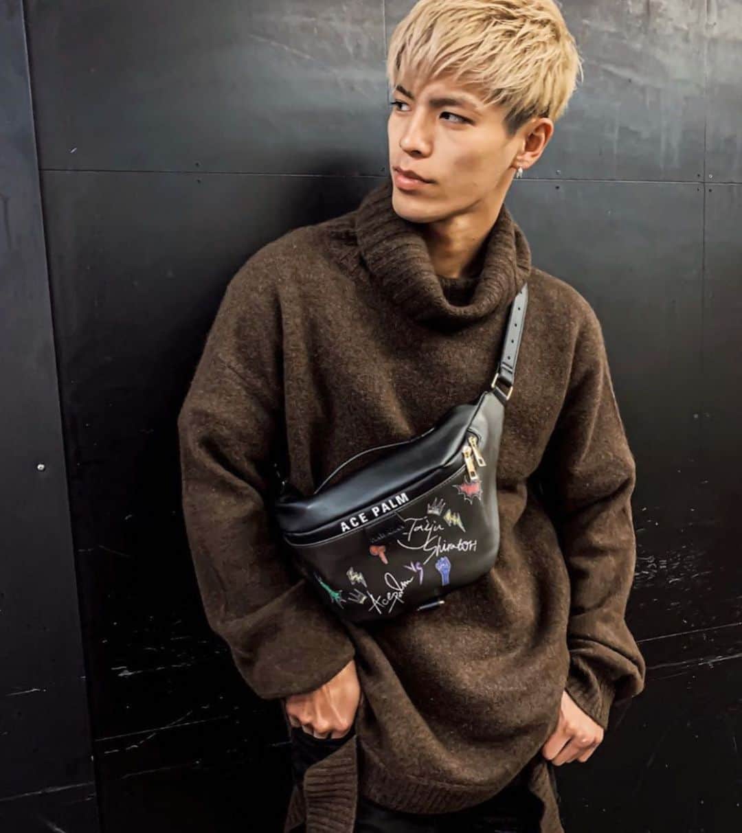 のインスタグラム：「本日20時〜 @acepalm.official とのコラボバッグ販売開始‼️ ACEPALMで元々大人気だったバッグと僕のコラボ商品です！  大容量でかっこよさと可愛さを兼ね備えたデザインになってます！  是非ゲットして皆さんお揃いにしましょ〜😎 @acepalm.official のプロフィールのURLより購入できます！！」