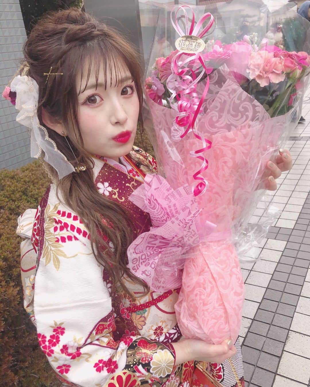 青木菜花のインスタグラム：「.﻿ .﻿ 成人式🌼🌼﻿ ﻿ 新成人の皆様おめでとうございます！﻿ ﻿ 久しぶりに地元の友達に会えて色々﻿ 思い出したり懐かしい気持ちになりました、﻿ 凄く楽しかったな〜〜〜 ん、振袖どうですか🤭🤭﻿ .﻿ . #成人式 #振袖 #新成人」