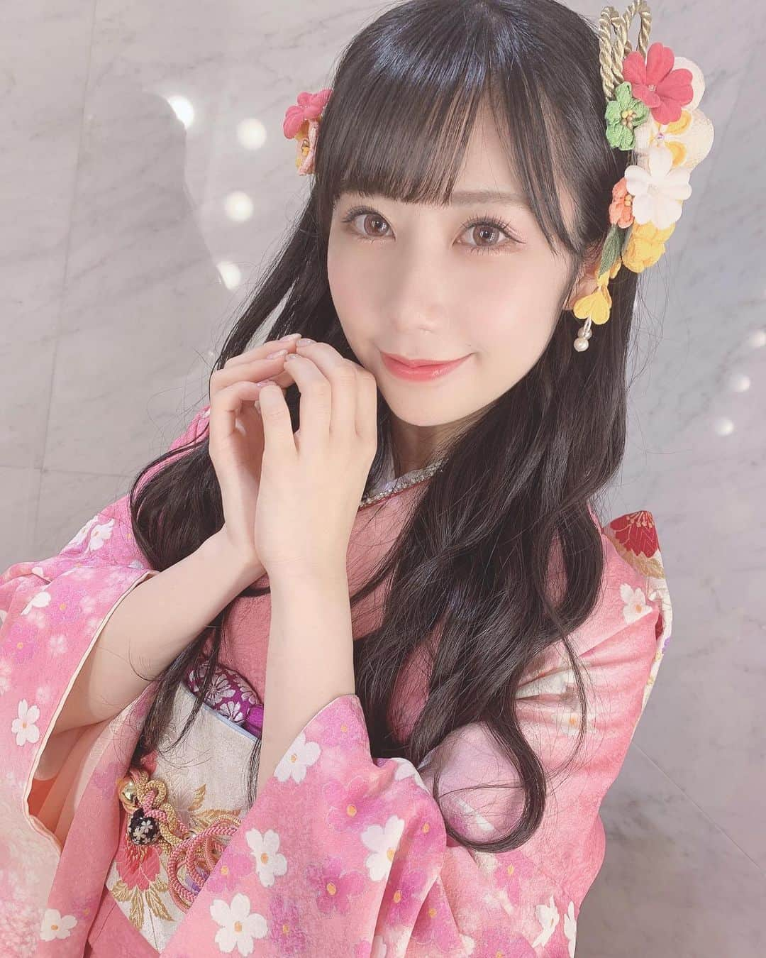 上野遥さんのインスタグラム写真 - (上野遥Instagram)「成人式🌸  12歳でHKT48に入った私も20歳になりました！＾＾ 無事に今日を迎えられたことがすごく嬉しいですし、ここまでほんとにたくさんの方に支えられ見守られ今の私がいるんだなと改めて感じた日でもありました。  今日から大人としてさらに気を引き締めて、 困ってる人がいたら助ける 悲しんでる人がいたらずっとそばで寄り添う 喜ぶ時は一緒に喜ぶ 人として当たり前のことだけど 私はこの当たり前を大切にできる大人でありたいです。✳︎ 今日までありがとうございました。 そしてこれからもよろしくお願いします。！ ✨ #成人式」1月13日 16時22分 - harutan.pink