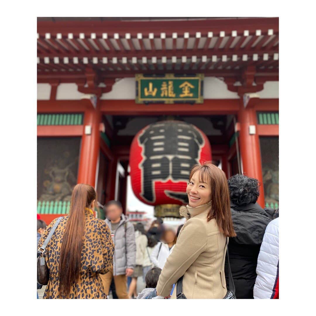 のインスタグラム：「. １日を早い時間に始められたので 神田明神のあとに浅草さんぽ。 相変わらずすごい活気でした✨ この日はよーく歩いたので 帰宅して息子と私は ぬくぬくの布団で３時間も お昼寝したのでした！ 休日最高🙌 . #浅草寺 #雷門 #浅草 #浅草散歩  #weekend #familytime #家族時間  #休日最高 #たっぷり #お昼寝  #男の子ママ #おとこのこママ  #わたしはママちゃん  #asakusa #asakusatemple #asakusatokyo #tokyo #japan」