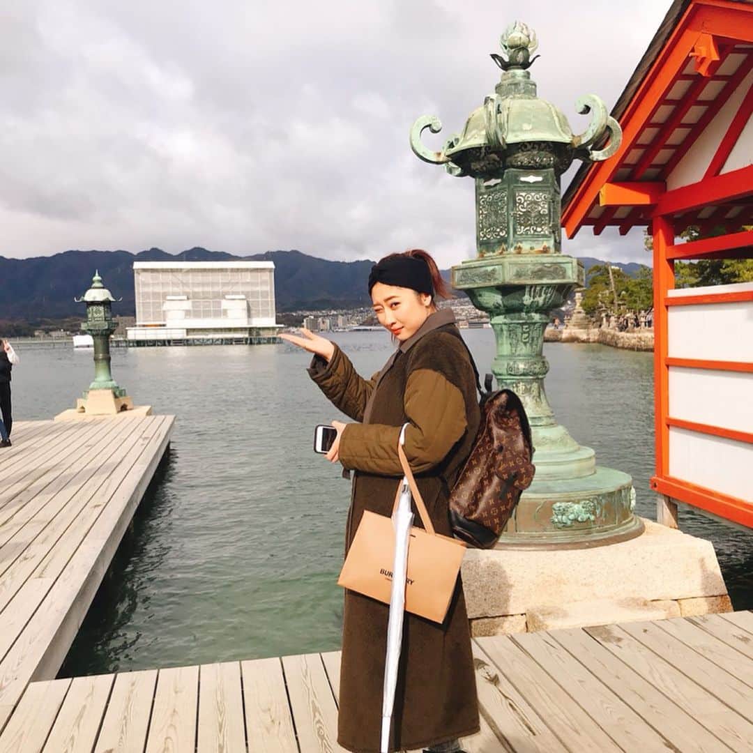 赤谷奈緒子さんのインスタグラム写真 - (赤谷奈緒子Instagram)「ご挨拶遅れましたが… 皆様、明けましておめでとうございます。 昨年もたくさんお世話になり、ありがとうございました。 今年もどうぞよろしくお願い致します💕🙇‍♀️🙇‍♀️ . . 年末の話しになりますが、、 ななが初めて広島へ遊びに来てくれました🧡 . . 生まれる前に温泉でも行こうって話してたので、宮島の旅館へ宿泊♨️💕 . . 宮島では食べ歩きはもちろん、旅館の料理も美味しく、1日目から食べ過ぎて苦しすぎたね🤭w たくさん話してあっという間だったなー💓 . . まさかの鳥居が⛩工事中だったけど…それもまたいい想い出だね🥺笑 . . 1泊2日とっても楽しかった💕ありがとう☺️ . . #宮島 #⛩ #観光 #地元 #里帰り #広島 #厳島神社 #hiroshima #岩惣 #miyajima #女子旅 #ありがとう  #とてつもなくお腹も身体も重いけど…😐もう少しだ🤱💕」1月13日 16時24分 - naokoakatani