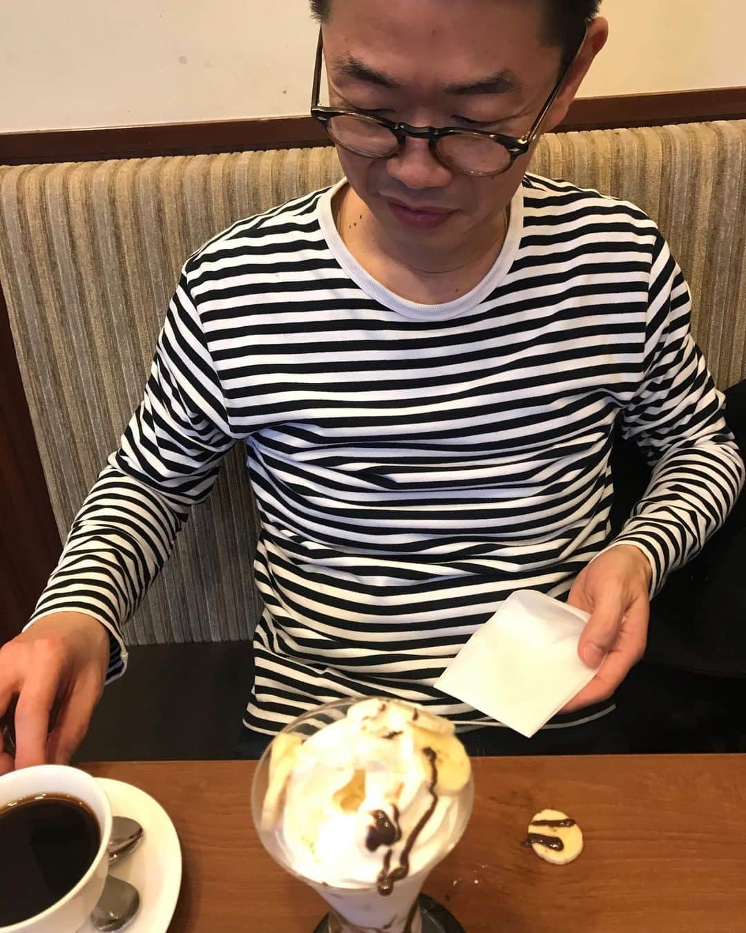 信濃岳夫さんのインスタグラム写真 - (信濃岳夫Instagram)「‪『しみけんの絶対座長になりたいんや！』の成功祈願で、清水けんじさんと生玉さんに行ってきました。‬ ‪清水さんはおみくじを引いてました。‬ ‪その後気を取り直して喫茶店でパフェ食べてたけどバナナを落としていました。 ‪これは大成功しそうだね！！‬ ‪みんな頼むから1/17（金）はNGKに来てね！！‬ チケット欲しい方は清水さんにご一報を！！ # #座長になりたいんや #清水けんじ #おもろすぎ」1月13日 16時37分 - takeoshinano