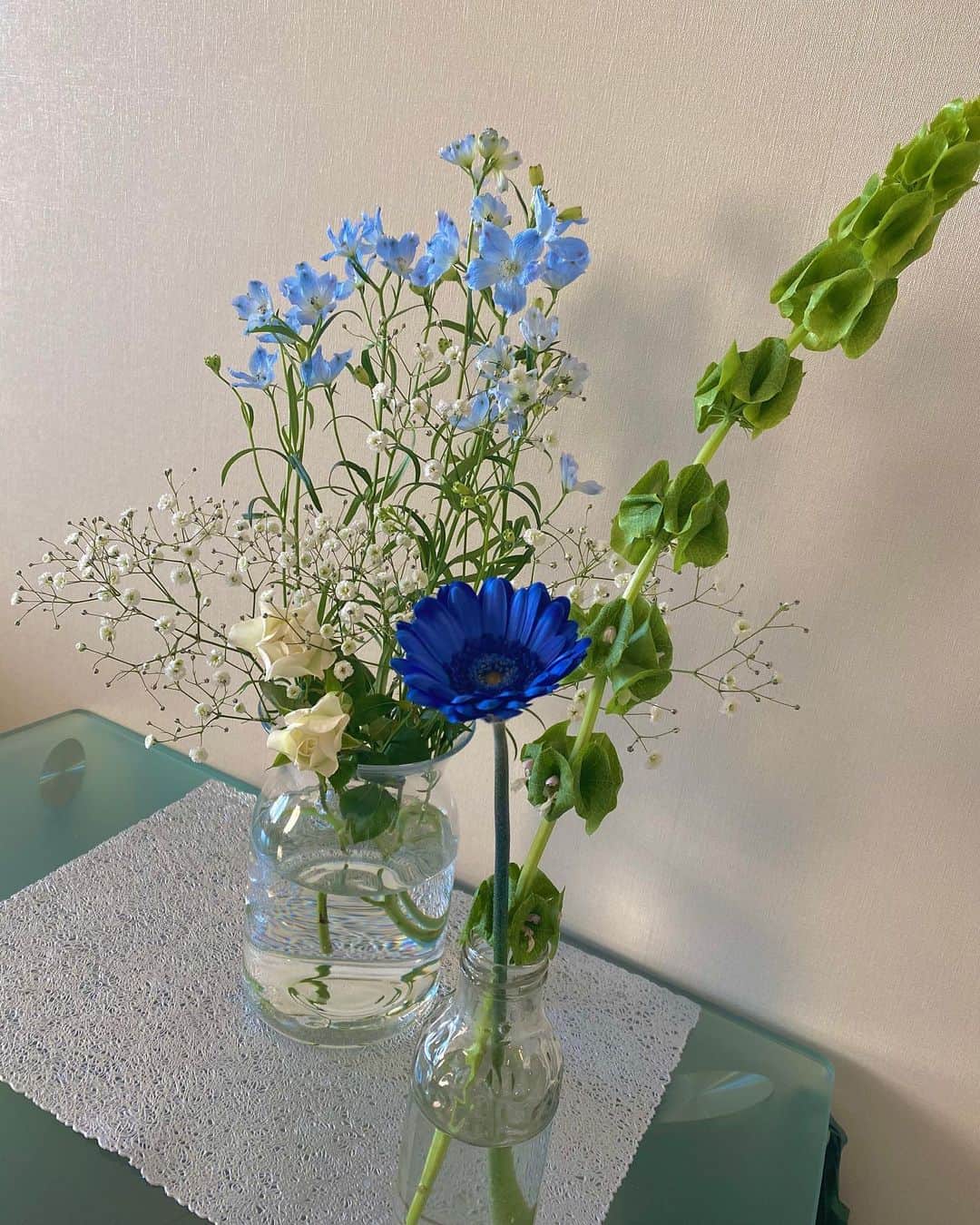 今野杏南さんのインスタグラム写真 - (今野杏南Instagram)「* お花を買いに行ってきました🌹 部屋も明るくなって見てるだけで心が癒されます☺️☺️ 青いガーベラがお気に入り🥰🕊 * * #ベルフィニューム  #かすみ草  #スイートピー  #青いガーベラ  #今月のお花」1月13日 16時32分 - anna_konno0615