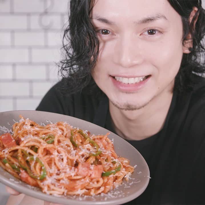 水嶋ヒロのインスタグラム：「Hiro-Meshi ☺︎ #9 How To Cook “JAPANESE KETCHUP PASTA” Japanese Home-Style Cooking. Link in Bio. #NewEpisode #9 #Uploaded #新エピソード #更新 #youtubechannel #hiromizushima #hiromeshi #ヒロメシ #水嶋ヒロ #ナポリタン #japaneseketchuppasta #napolitan #ナポリチャン #japanesehomestylecooking #家庭料理 #初心者 #beginner #BANZAIJAPAN #music」