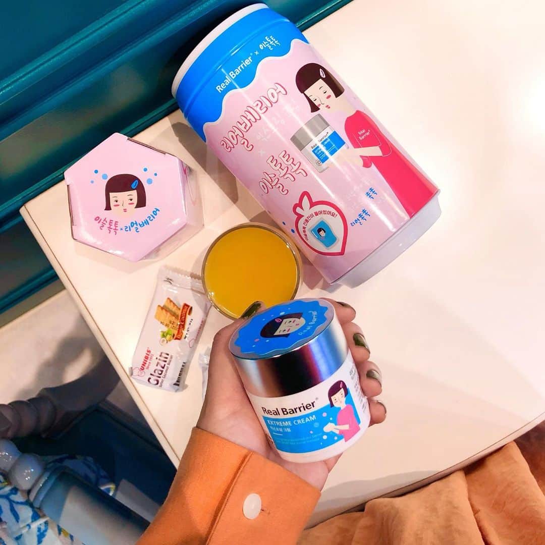 スタイルコリアンさんのインスタグラム写真 - (スタイルコリアンInstagram)「🎟️ ✨ 皆様、 こんにちは🖐🏻 スタコリのリナです💘 ⠀⠀⠀⠀⠀ ⠀⠀⠀⠀⠀ 今日の商品は 敏感肌用スキンケアブランド✨ #リアルバリアー です。 一番人気のアイテムは、やっぱりクリームですがね、 そのクリームと韓国でかなり有名な #イスルトクトク が💦 コラボをしてリミテッドが発売されました😍 グラスと貯金箱が付です🤭かわいい😘💕 ⠀⠀⠀⠀⠀ youtuber ディレクターパイさんが こちらのクリームをおすすめして、 使ってみましたが💙 べたつきが全くなく、 よく浸透して寝るときに塗ると 翌朝本当に肌が確実によくなります! リピートしたいクリームでした👍🏻 (今セール中です!) ⠀⠀⠀⠀⠀ ⠀⠀⠀⠀⠀ では、 また🐹💜🐯 ⠀⠀⠀⠀⠀⠀⠀⠀ ⠀⠀⠀⠀ ⠀⠀⠀⠀⠀ 韓国コスメはやっぱり#スタコリ ✔ jp.stylekorean.com 🔍 #コラボ #이슬톡톡 ⠀⠀⠀⠀⠀ ⠀⠀⠀⠀⠀ #クリーム#スキンケア#イスルトクトク#韓国コスメ #コスメ好きさんと繋がりたい#コスメ好き#おしゃれさん」1月13日 16時53分 - stylekorean_japan